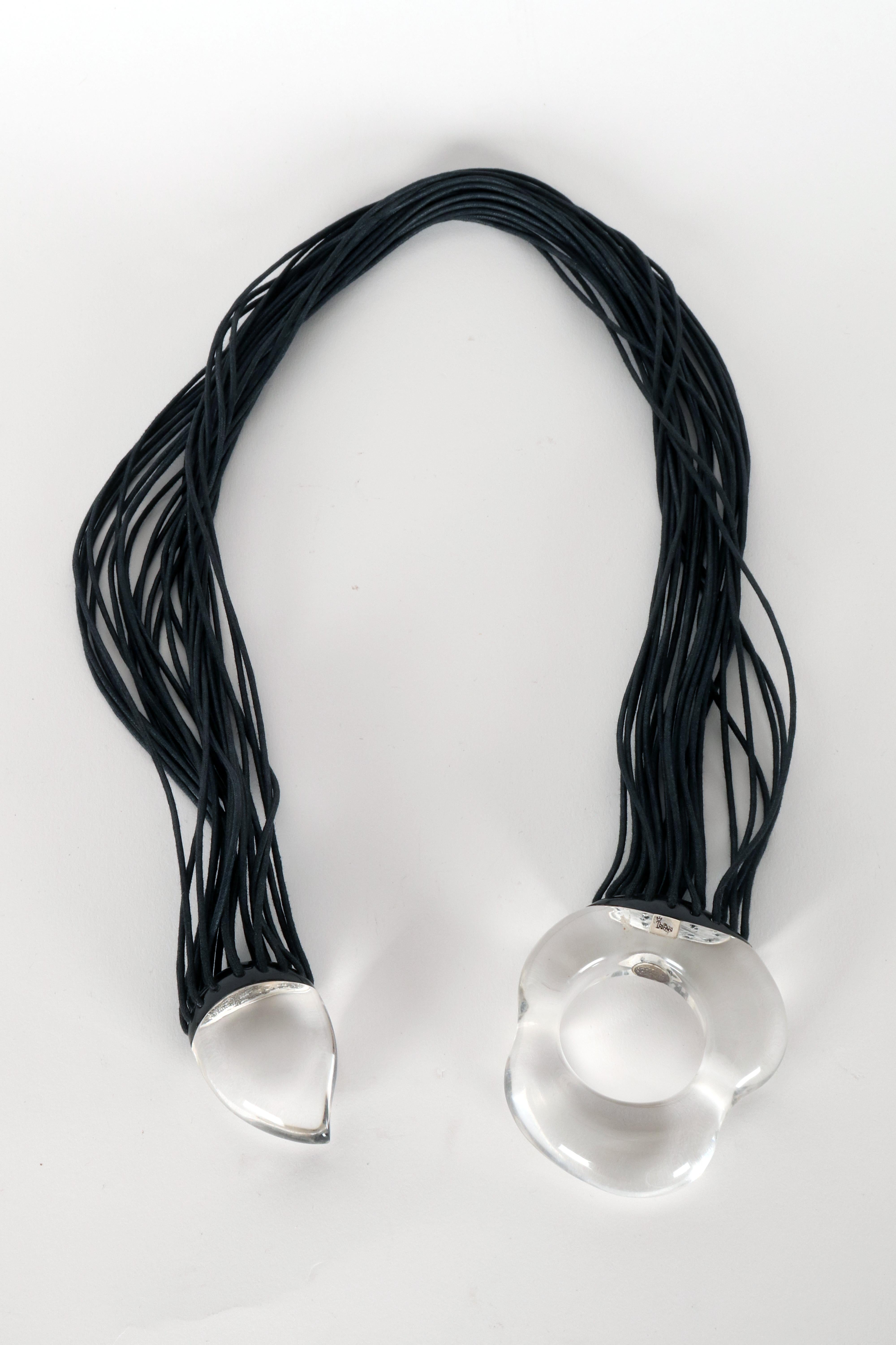 Collier de bijoux fantaisie en cuir et lucite par Trifari, États-Unis, années 1950. Bon état - En vente à Milan, IT