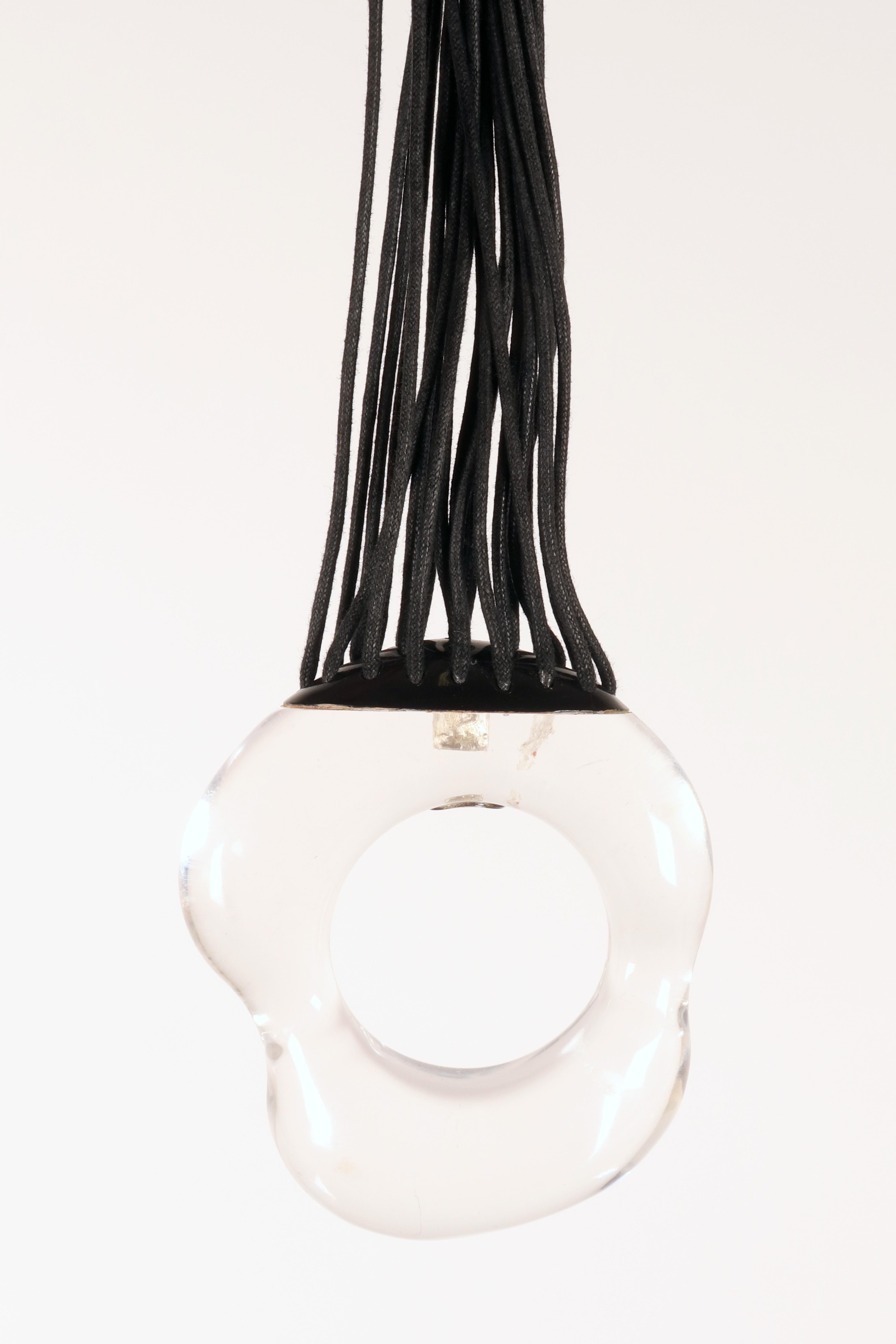 Argent sterling Collier de bijoux fantaisie en cuir et lucite par Trifari, États-Unis, années 1950. en vente