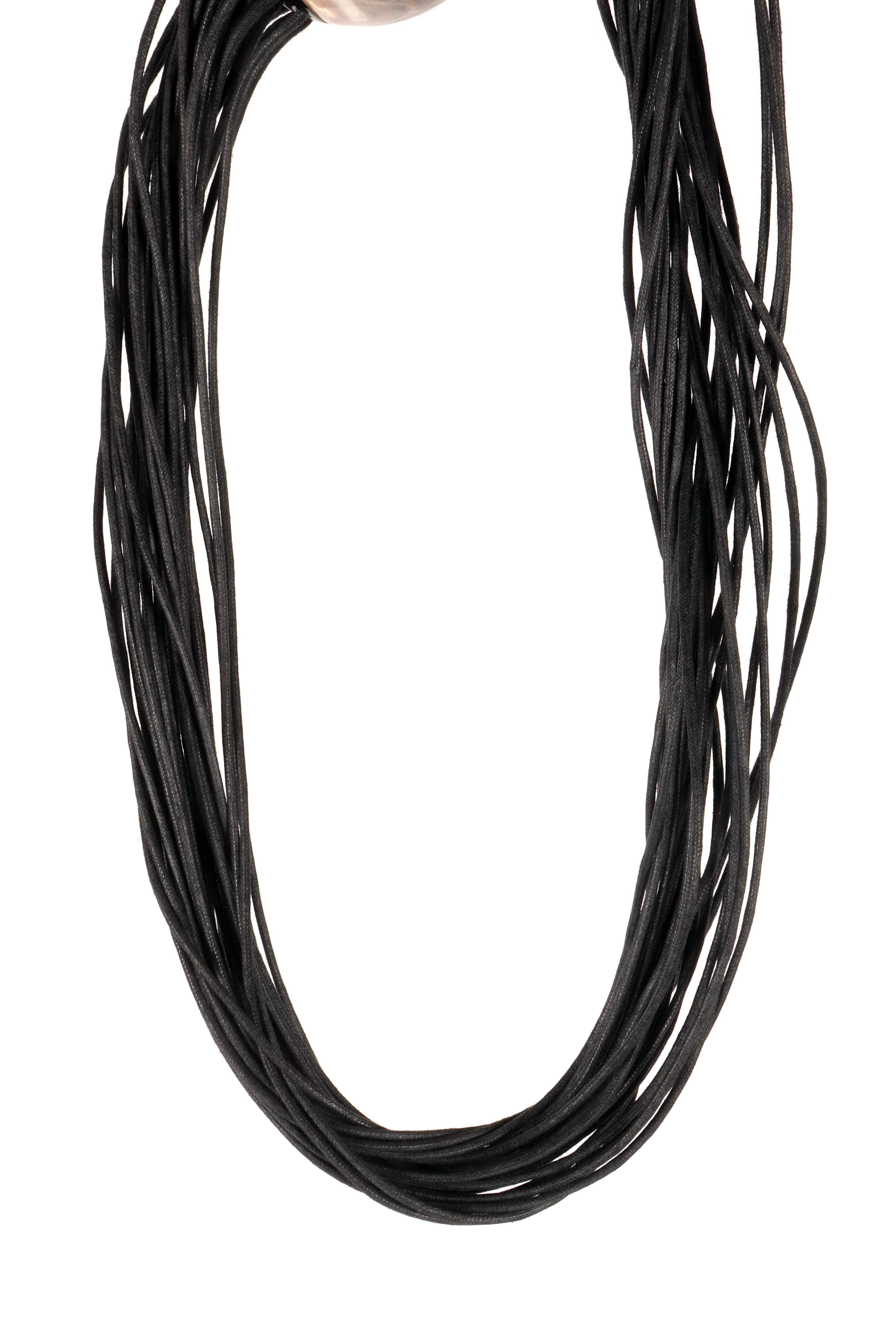 Collier de bijoux fantaisie en cuir et lucite par Trifari, États-Unis, années 1950. en vente 1