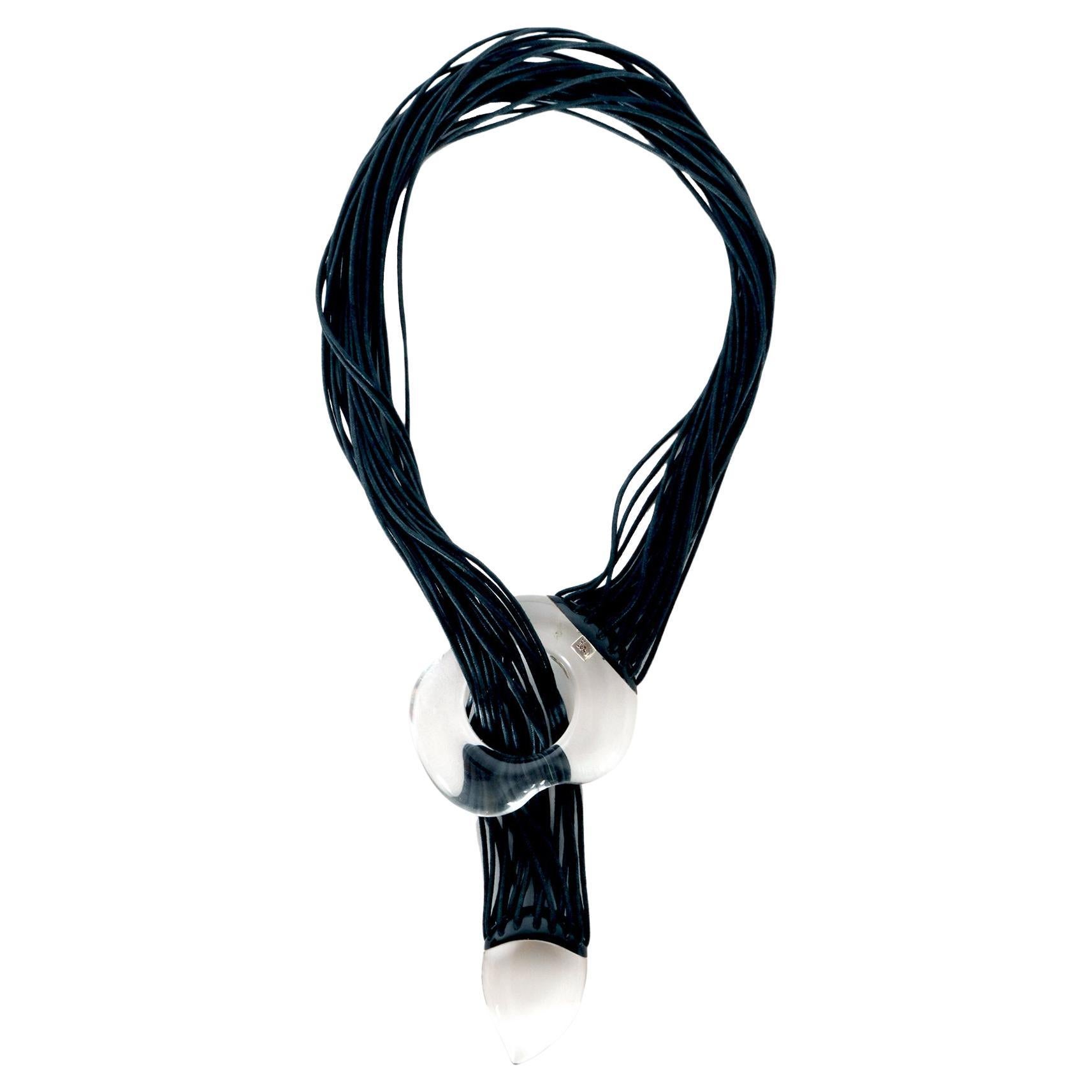 Collier de bijoux fantaisie en cuir et lucite par Trifari, États-Unis, années 1950. en vente