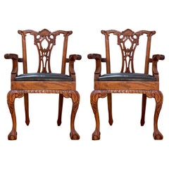 Ensemble de fauteuils George III en cuir et acajou sculptés à la main de style Chippendale