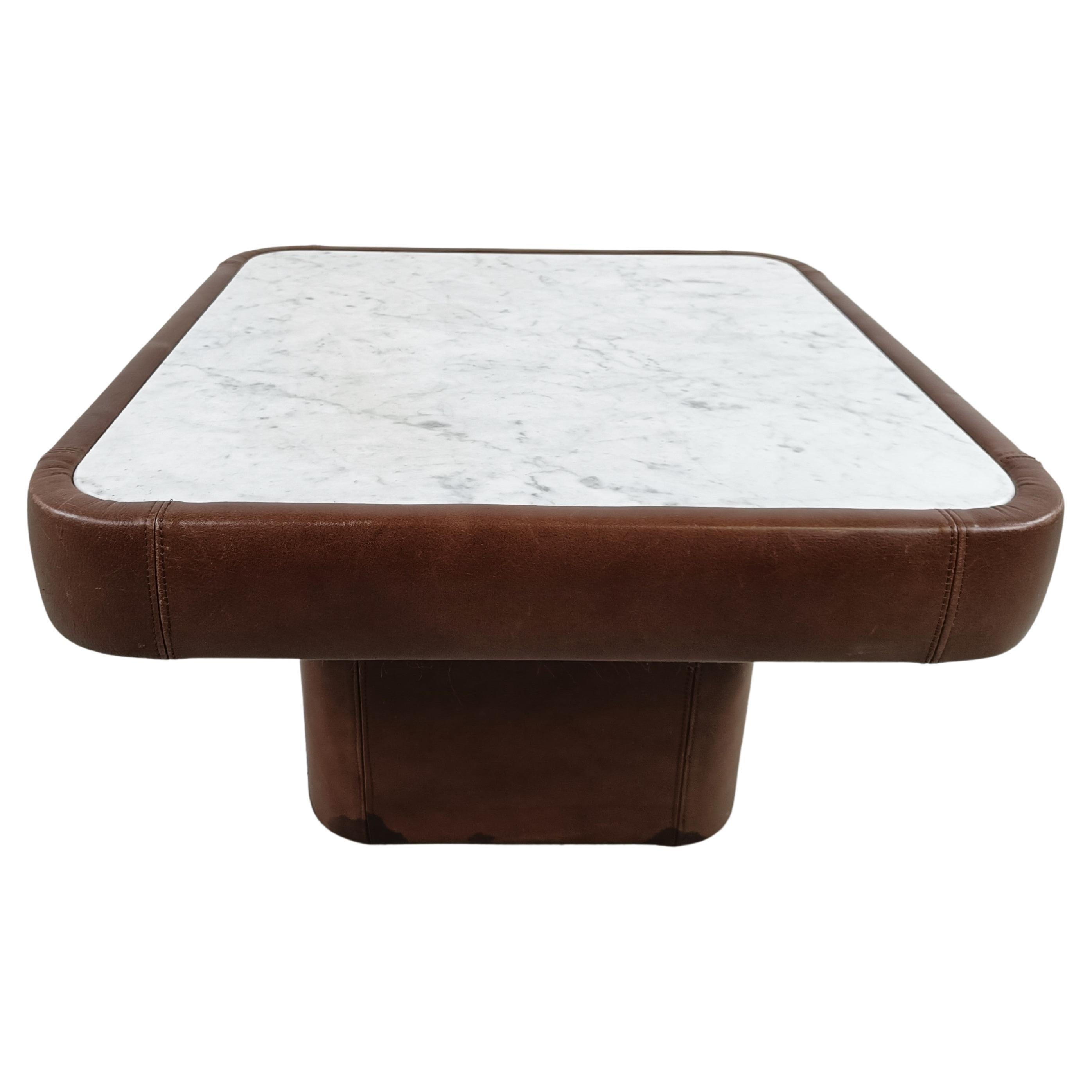 Table basse en cuir et marbre par Desede, années 1970