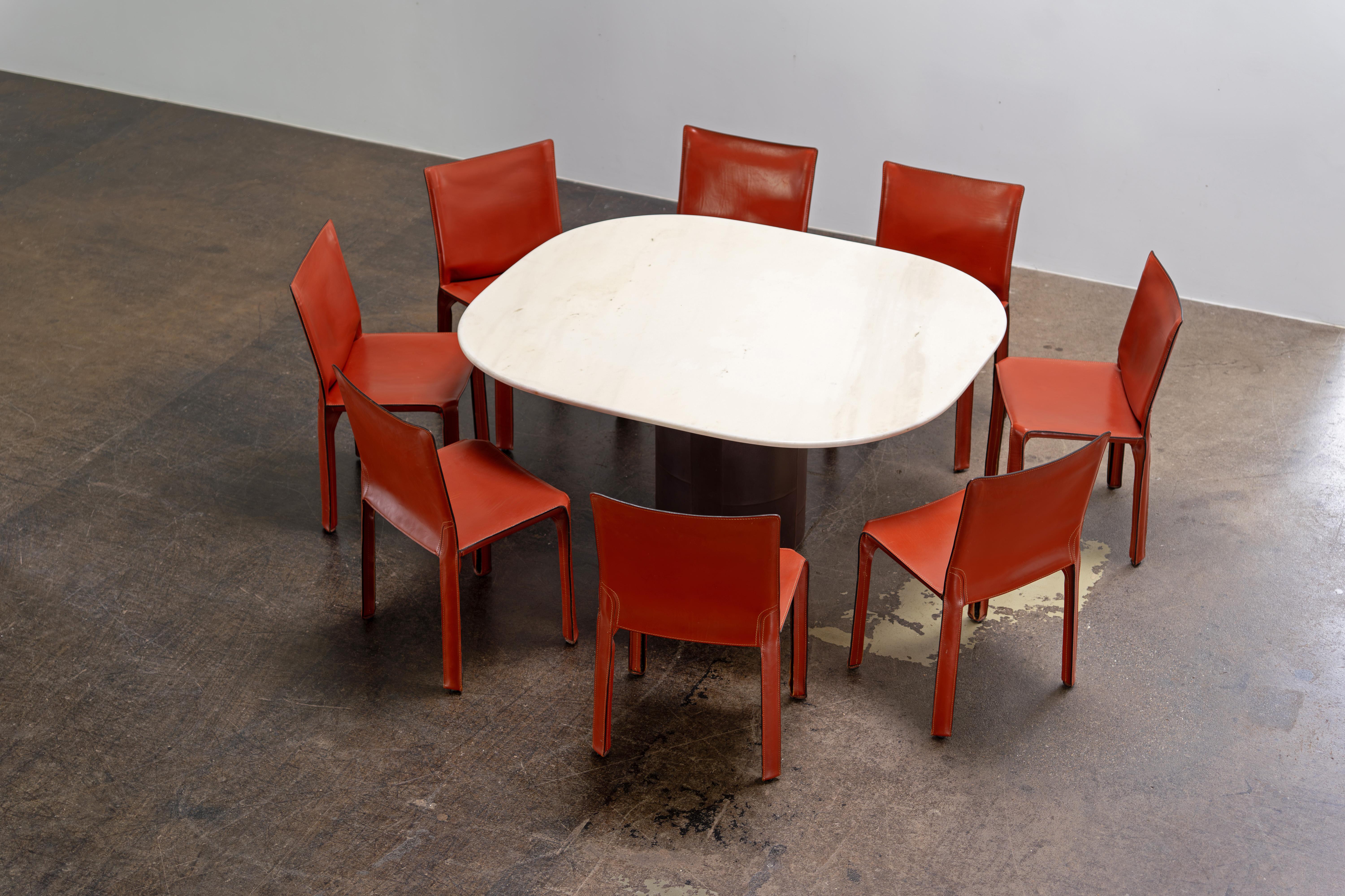 Dieser äußerst dekorative Esstisch oder Tafelaufsatz wurde von dem berühmten Duo Afra und Tobia Scarpa entworfen und 1974 von B&B Italia hergestellt. Der Tisch hat ein dunkelbraunes Holzgestell, das einen schönen Kontrast zu der cremeweißen
