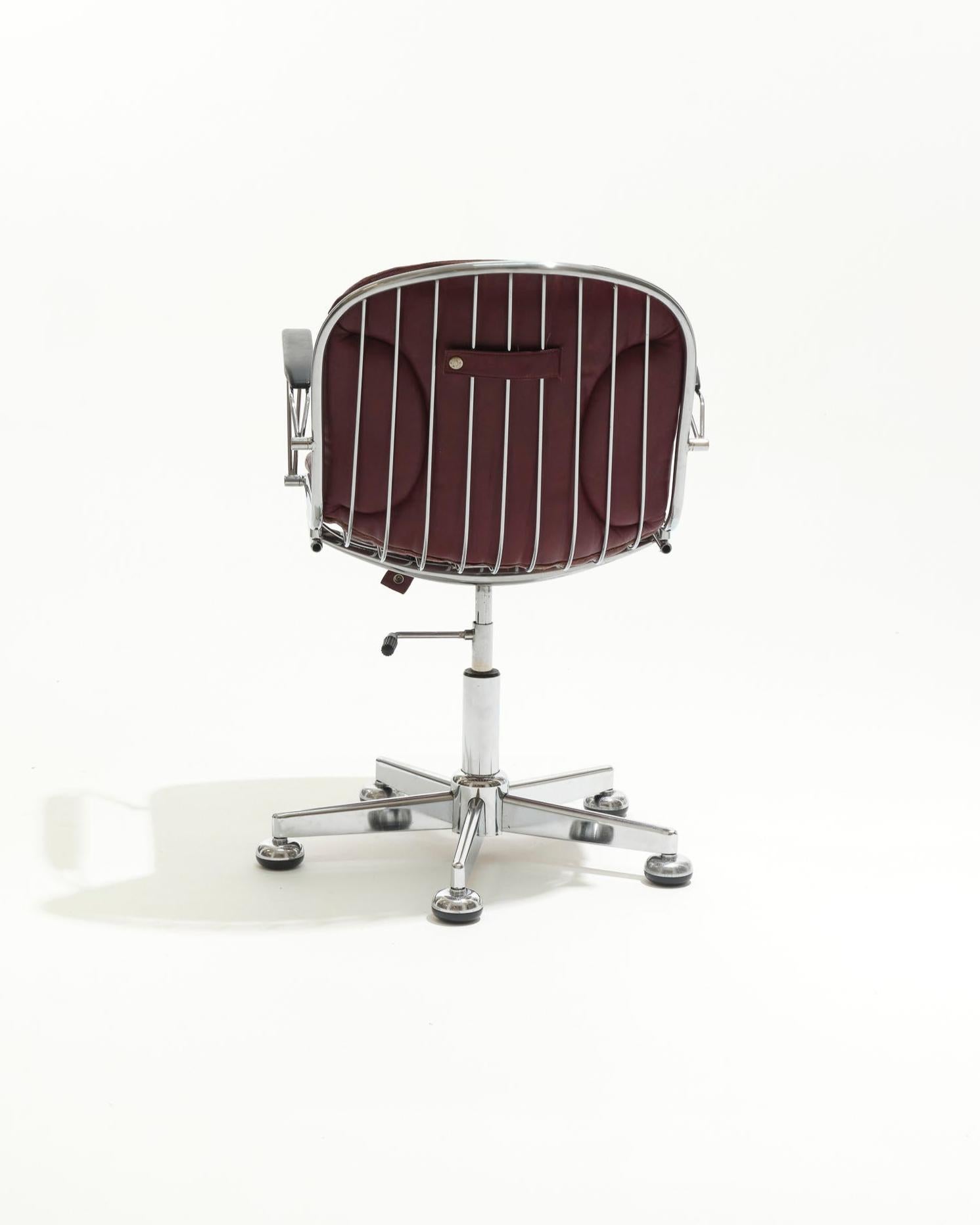 Sillón de cuero y metal con ruedas, años 70 finales del siglo XX en venta