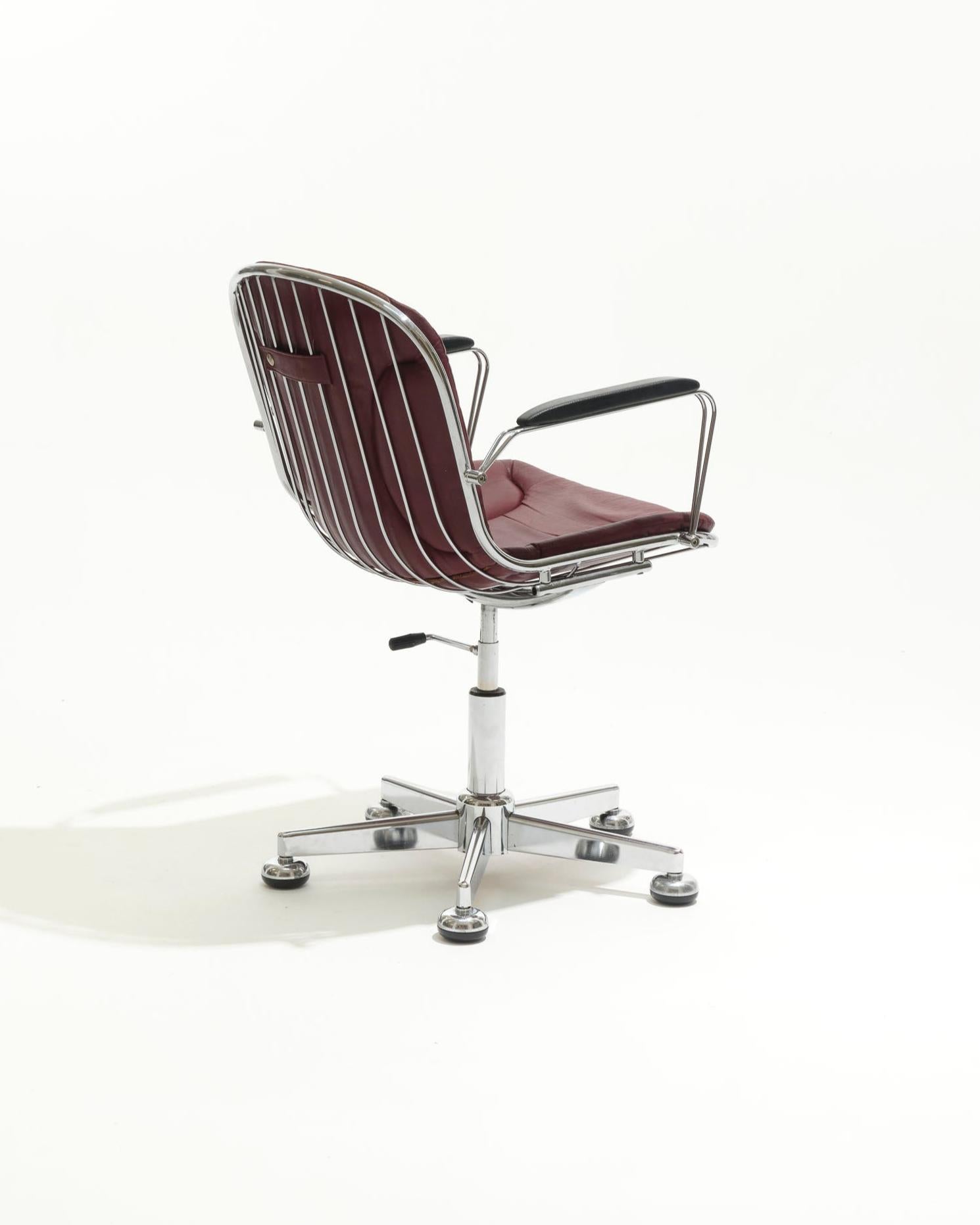 Sillón de cuero y metal con ruedas, años 70 Cuero en venta