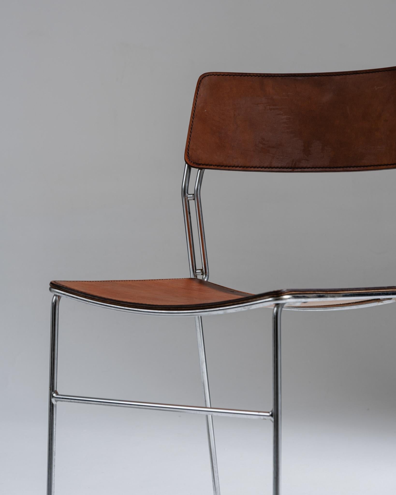 Sedia con struttura tubolare in metallo cromato, seduta e schienale rivestiti in pelle cognac. Un design semplice e funzionale, emblematico dell'estetica modernista degli anni Settanta. In buone condizioni, con lievi segni di usura sulla pelle.