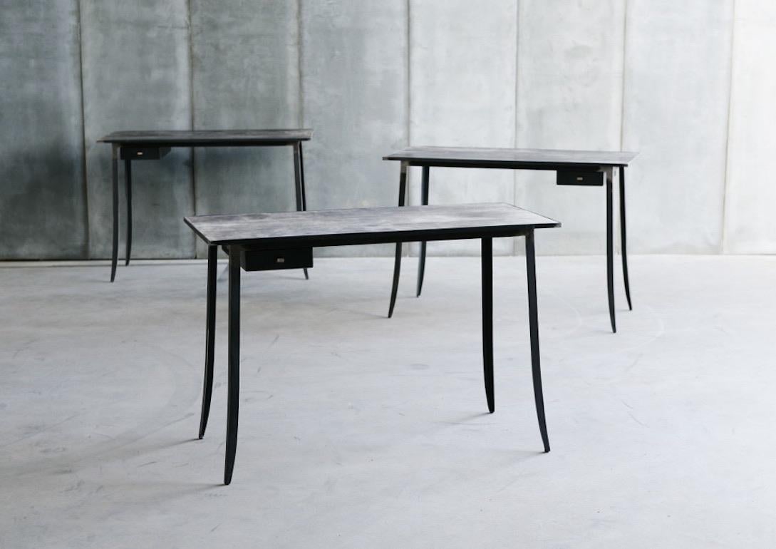 Schreibtisch aus Leder und Metall im Angebot 3