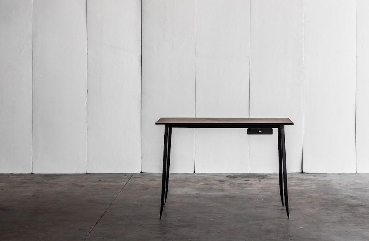 Unser belgischer Lederschreibtisch, eine nahtlose Mischung aus Handwerkskunst und modernem Minimalismus, verfügt über eine Platte aus pflanzlich gegerbtem Leder, die sorgfältig auf einem schlanken Stahlsockel eingelegt ist. Die geschmeidige