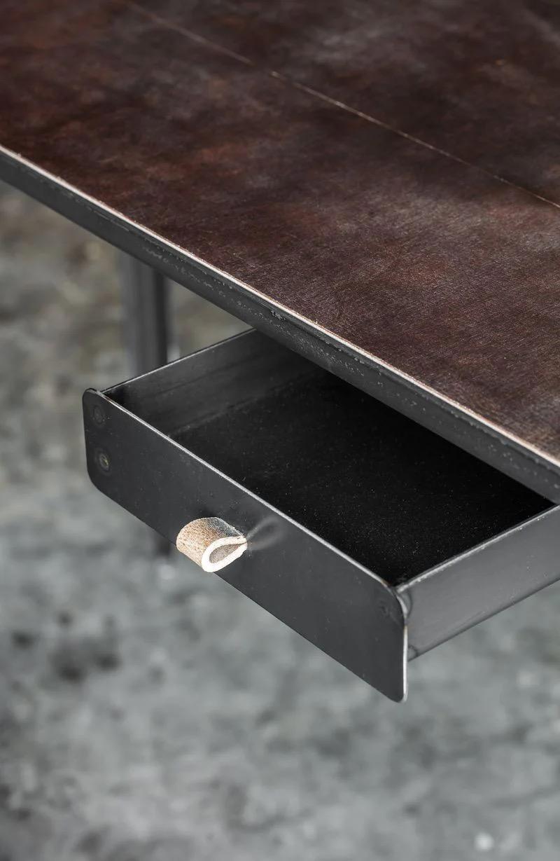Schreibtisch aus Leder und Metall (Moderne) im Angebot