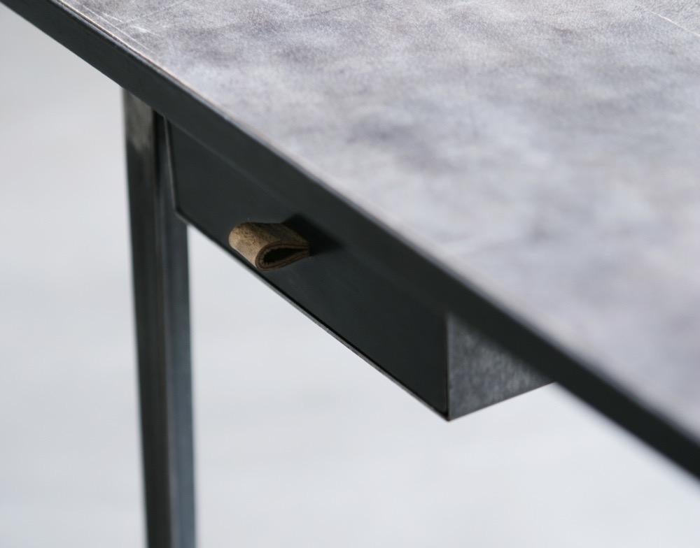 Schreibtisch aus Leder und Metall (21. Jahrhundert und zeitgenössisch) im Angebot