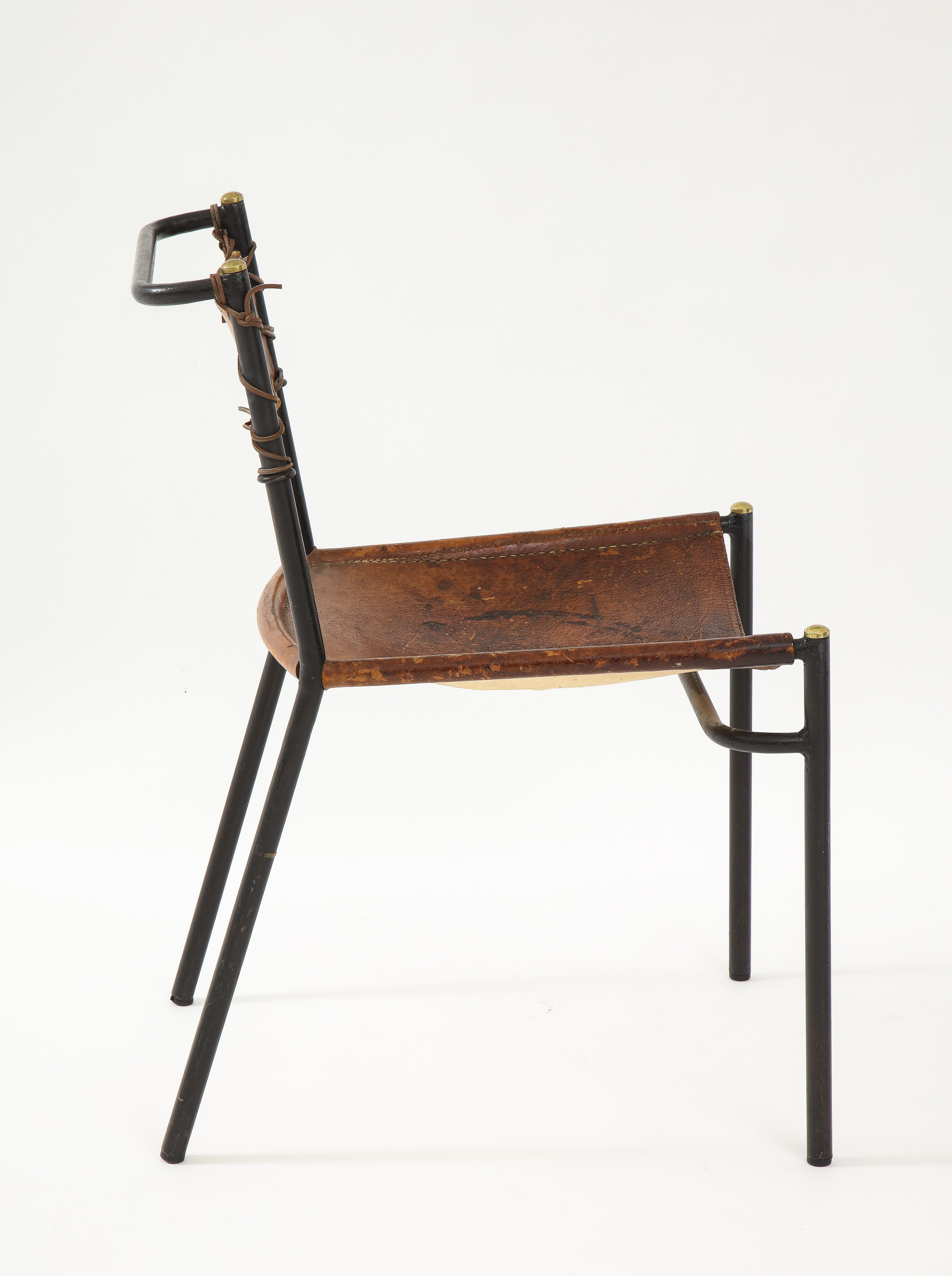 Chaise d'appoint en cuir et métal dans le style de Jacques Adnet, France, c.C. années 1950 Bon état - En vente à New York City, NY