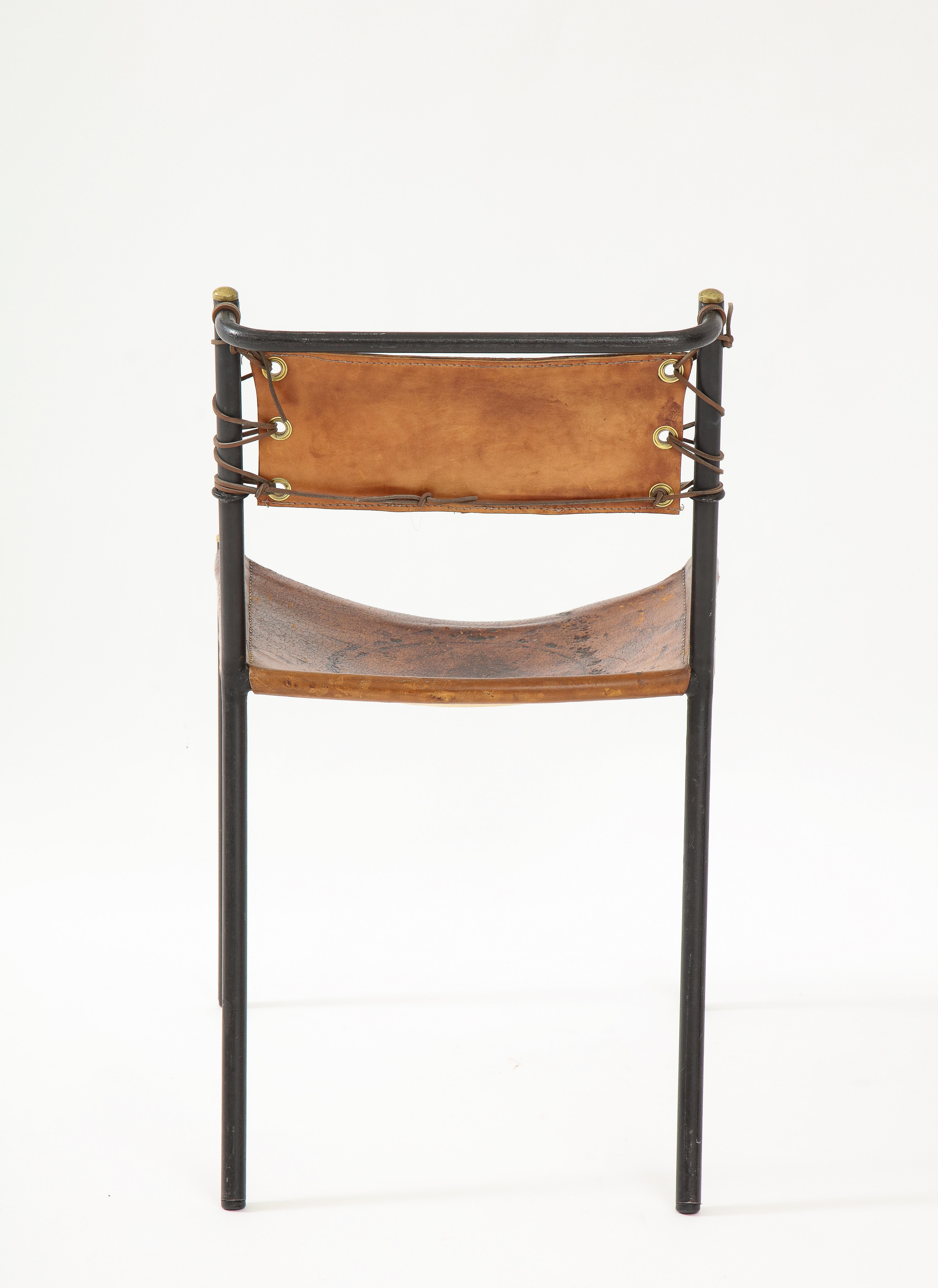 Beistellstuhl aus Leder und Metall im Stil von Jacques Adnet, Frankreich, ca. 1950er Jahre im Angebot 1