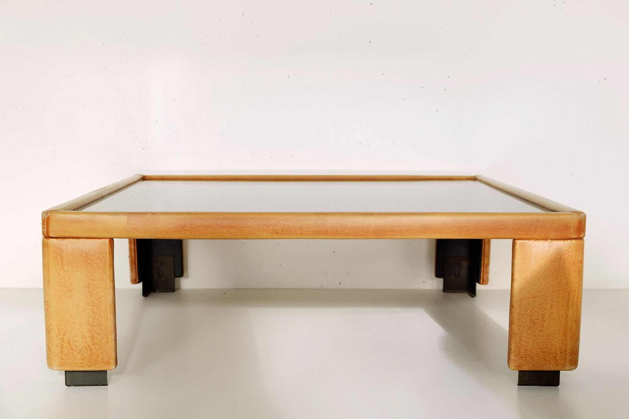 Italian Leather and Mirrored Glass Coffee Table by Luigi Massoni for Poltrona Frau, 1970 For Sale