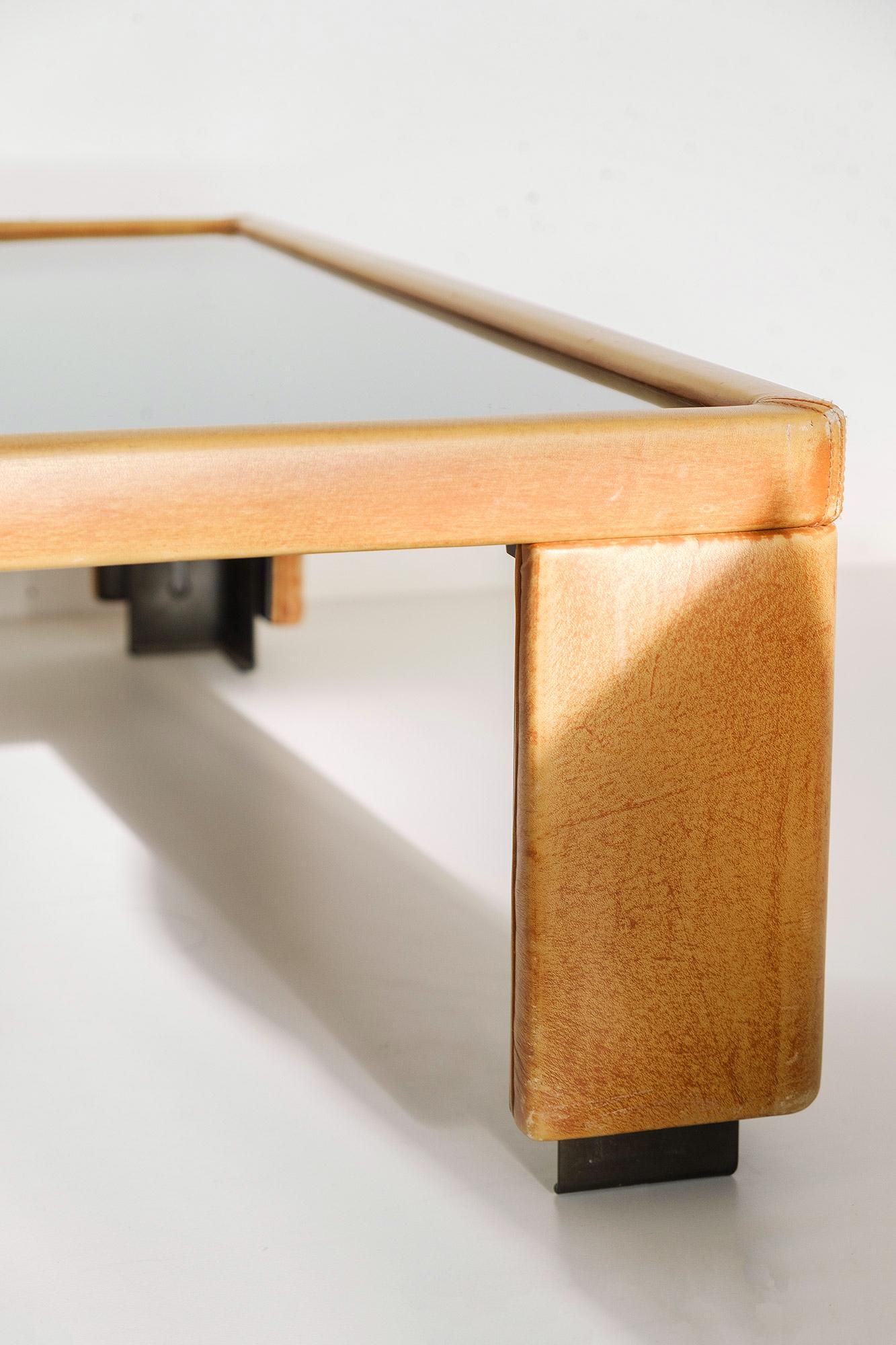 Leather and Mirrored Glass Coffee Table by Luigi Massoni for Poltrona Frau, 1970 In Good Condition For Sale In Lugano, TI