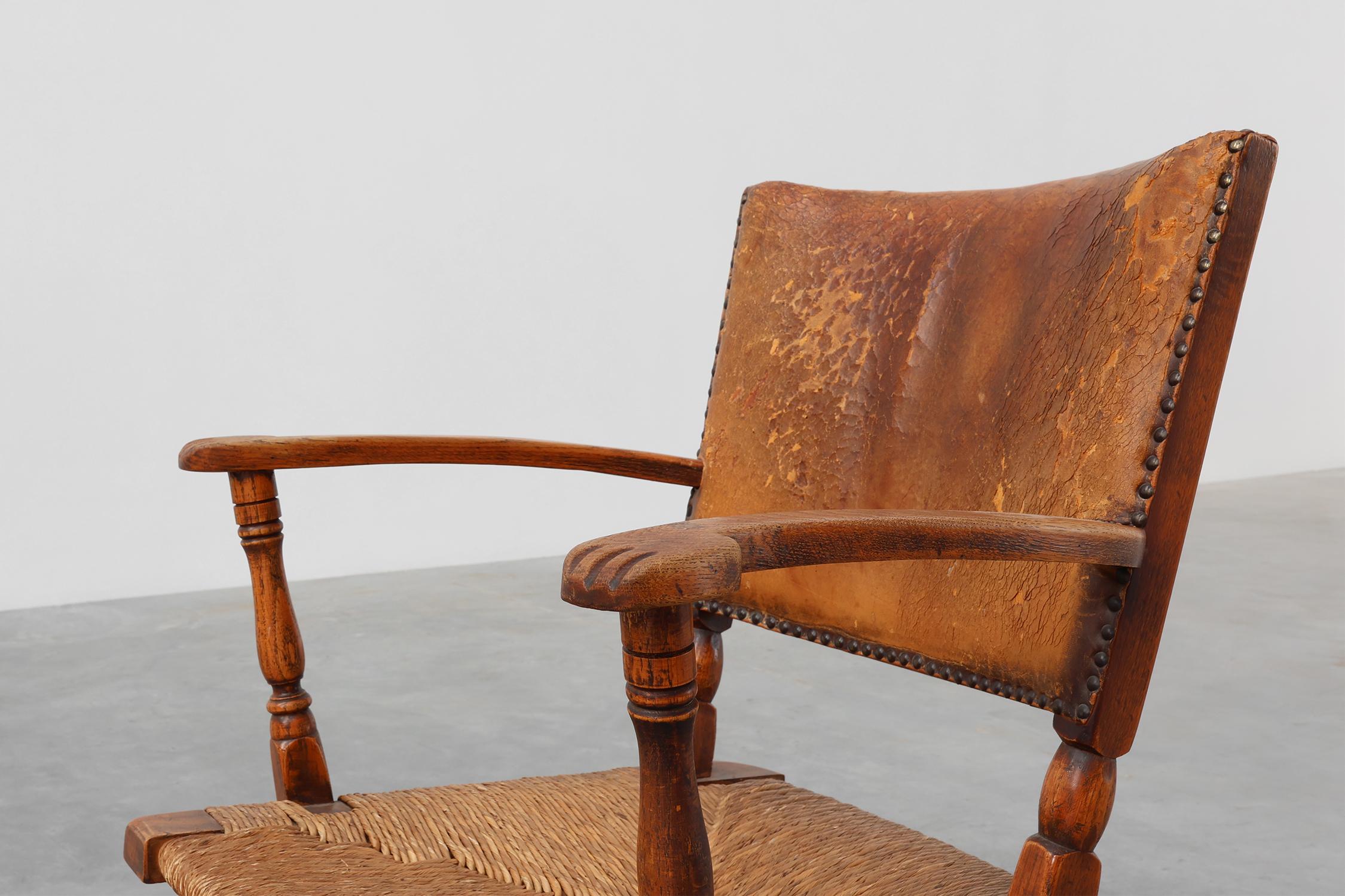 Niederlande / 1940 / Sessel / Theo Ruth / Artifort / Holz, Leder, Geflecht / Art Deco / Rustikal / Brutalistisch

Seltener Sessel mit Rattansitz, Rückenlehne aus Naturleder und Gestell aus massiver Eiche mit gedrechselten Beinen und Armlehnen.