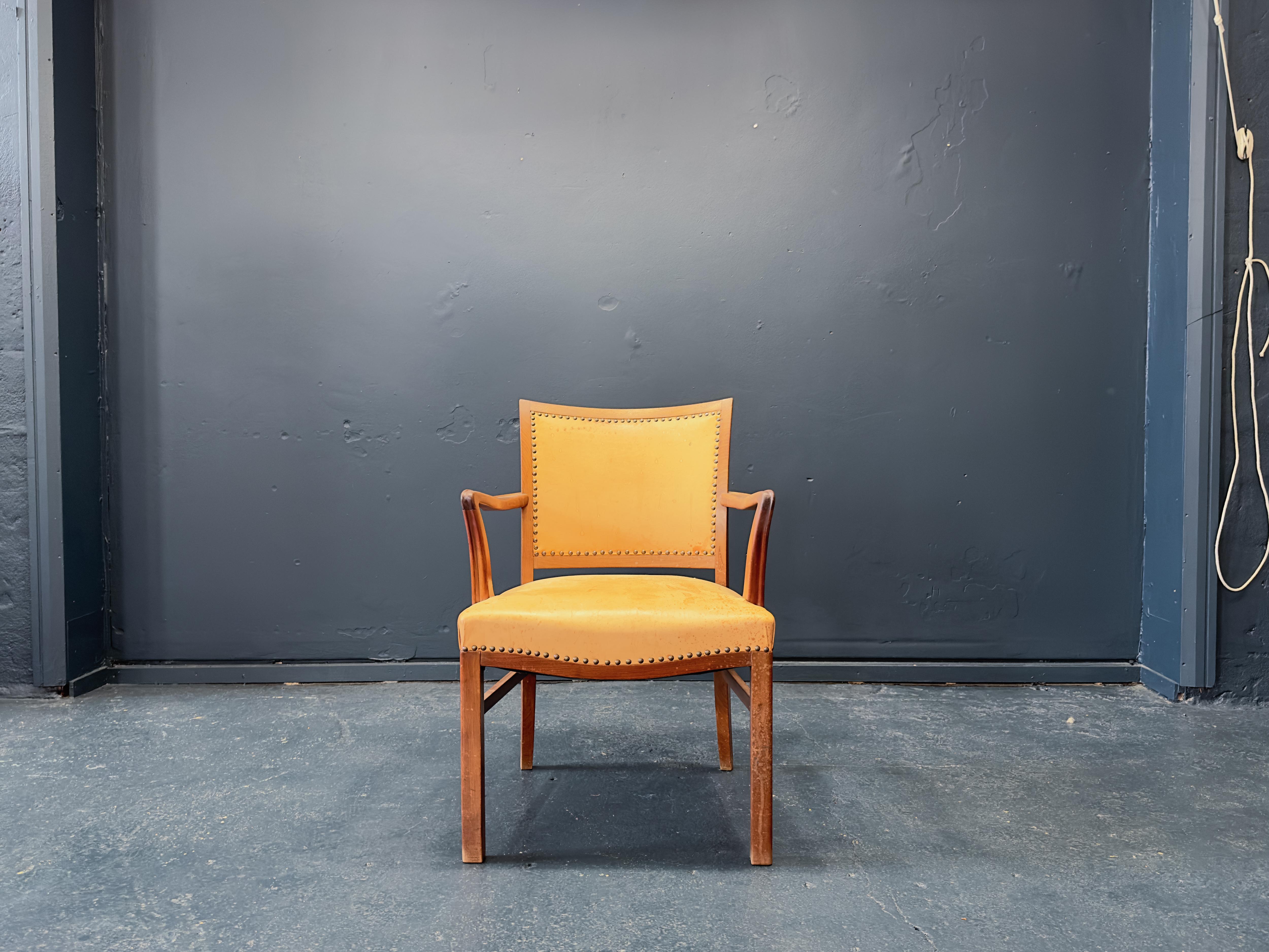 This very traditional chair is full of character, with its strong oak frame and brass hardware. The design utilises a combination of straight and curved lines to create this classic armchair shape. The curved armrests add elegance to the piece and