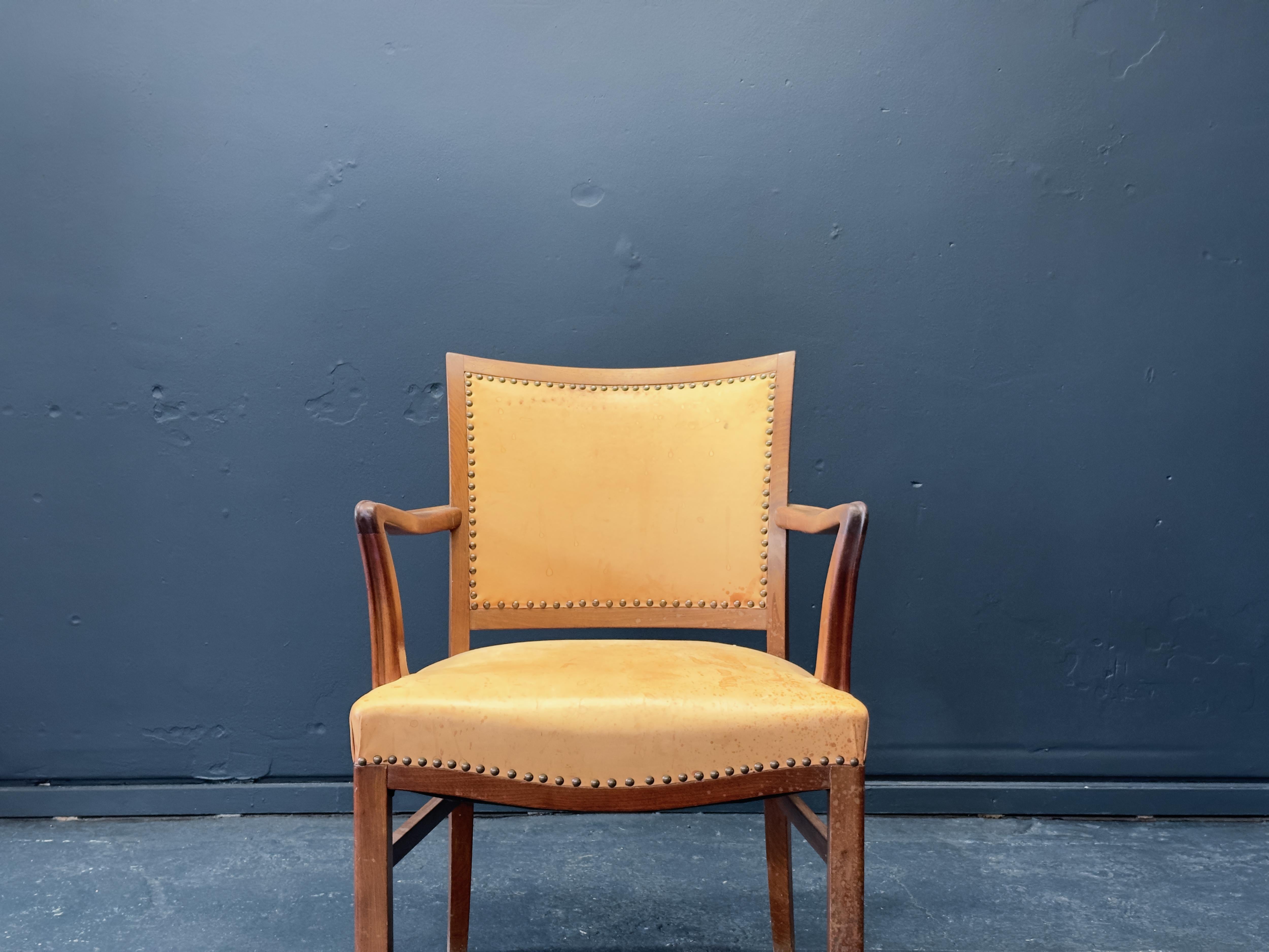 Mid-Century Modern Leather and Oak Armchair For Sale