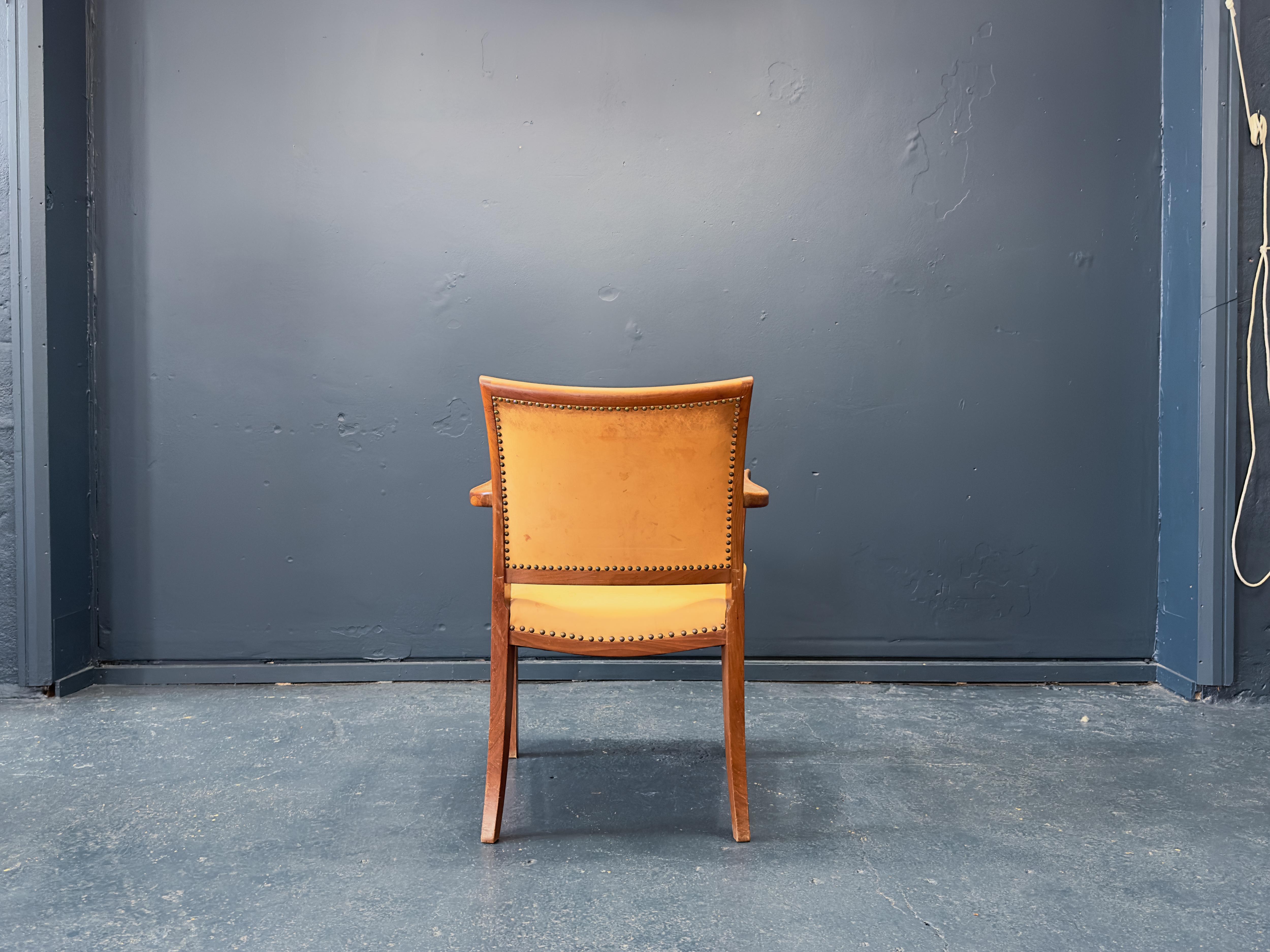 Leather and Oak Armchair In Good Condition For Sale In London, GB
