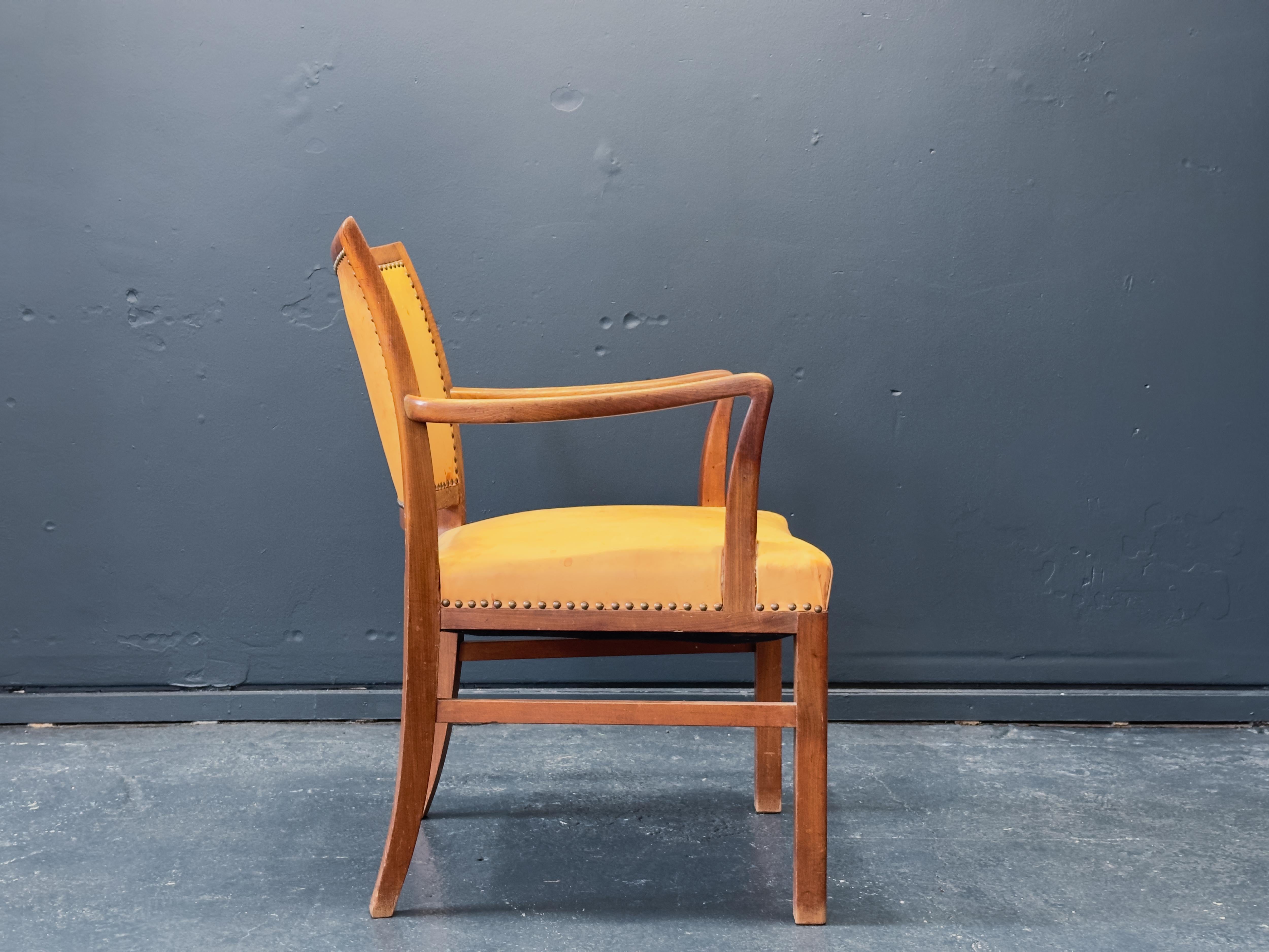 Leather and Oak Armchair For Sale 1