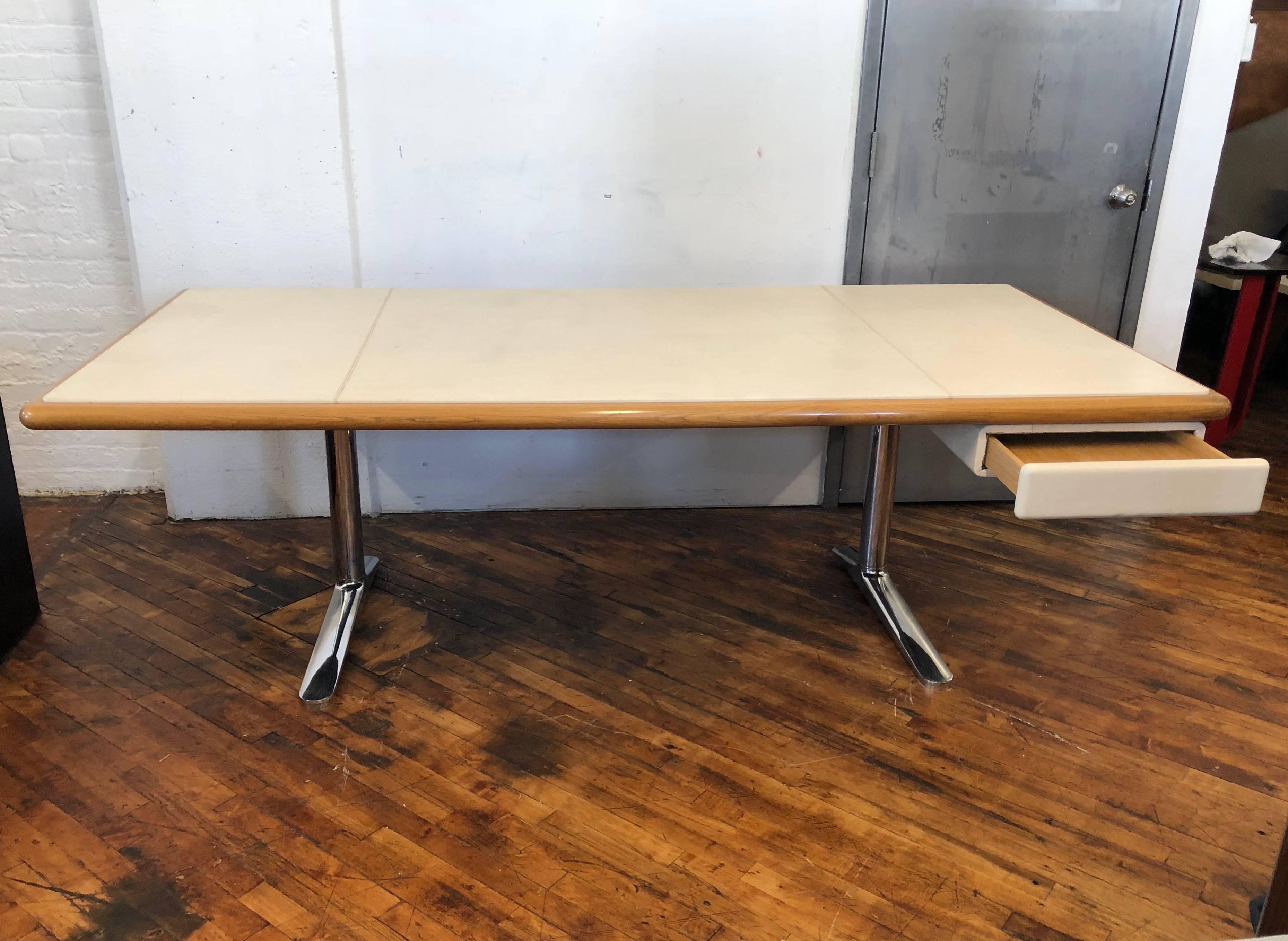 Platner-Schreibtisch mit einer Schublade und einer Platte aus natürlich gebeizter Eiche und cremefarbenem Leder, gestützt auf zwei Beine aus poliertem Stahl.