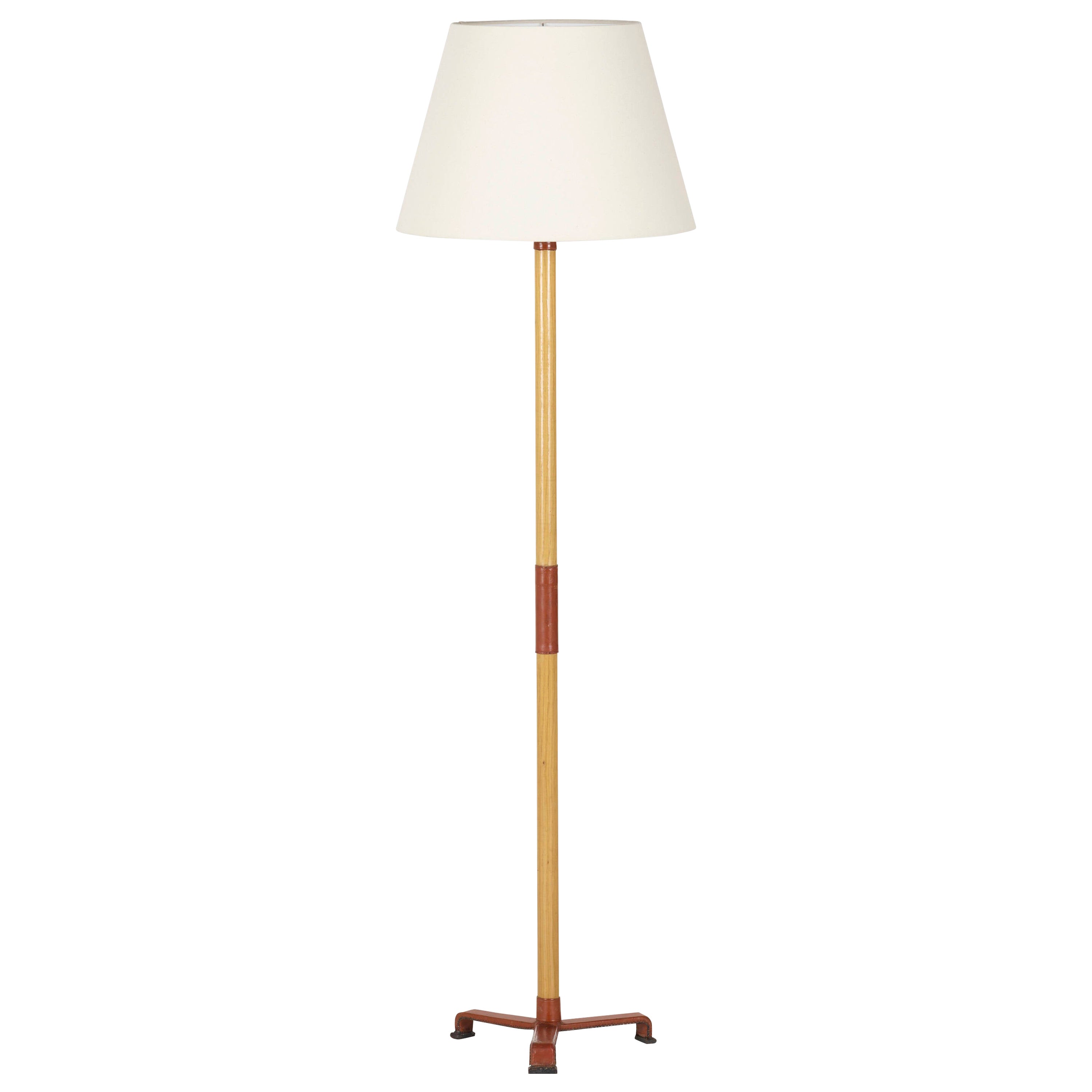 Stehlampe aus Leder und Eiche von Jacques Adnet. im Angebot