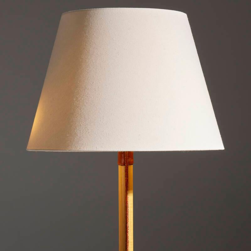 Lámpara de pie de cuero y roble de Jacques Adnet. Moderno de mediados de siglo en venta