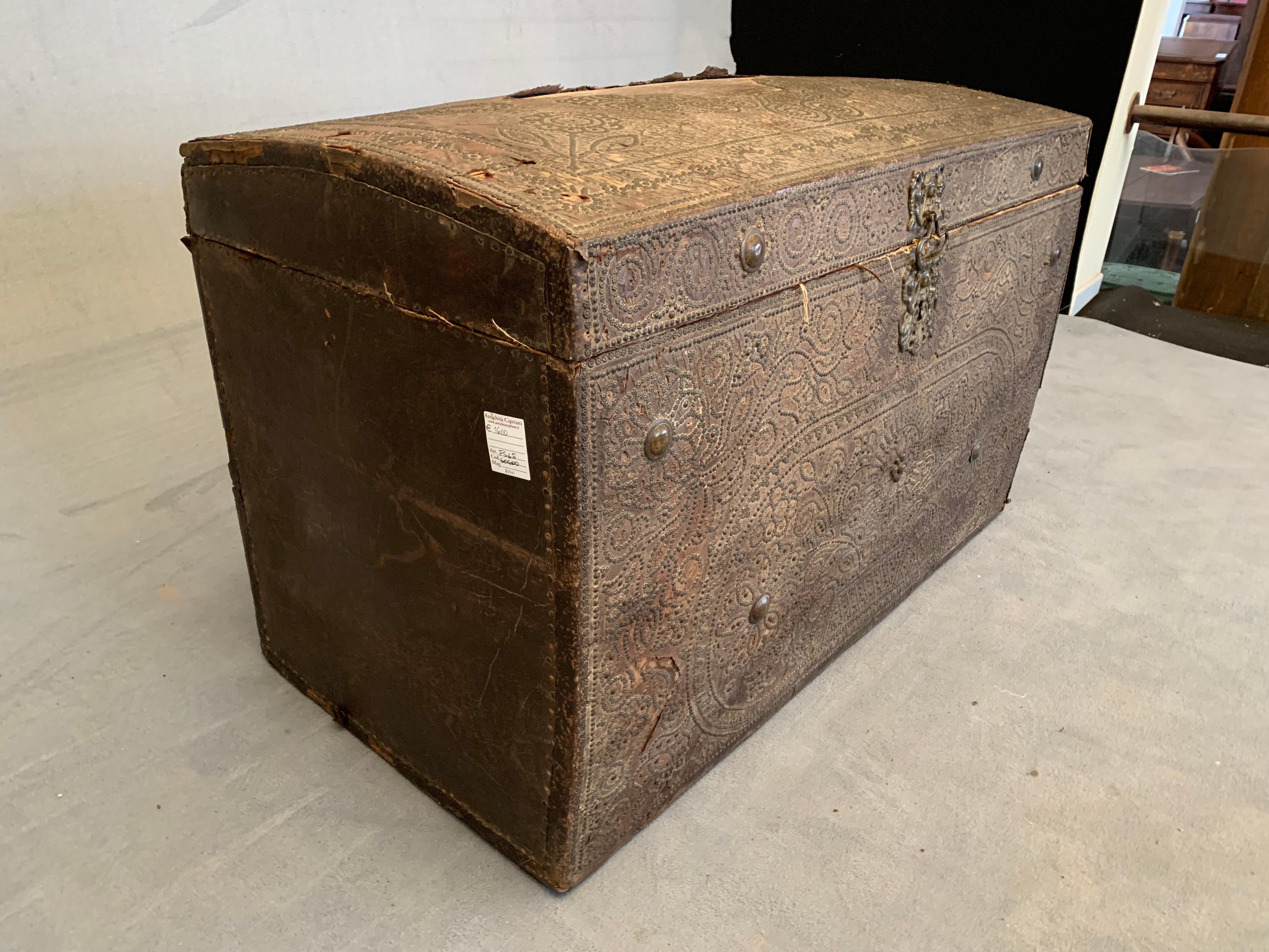 Leather and Oak Trunk with Studs of Spanish Origin from 1720 For Sale 4