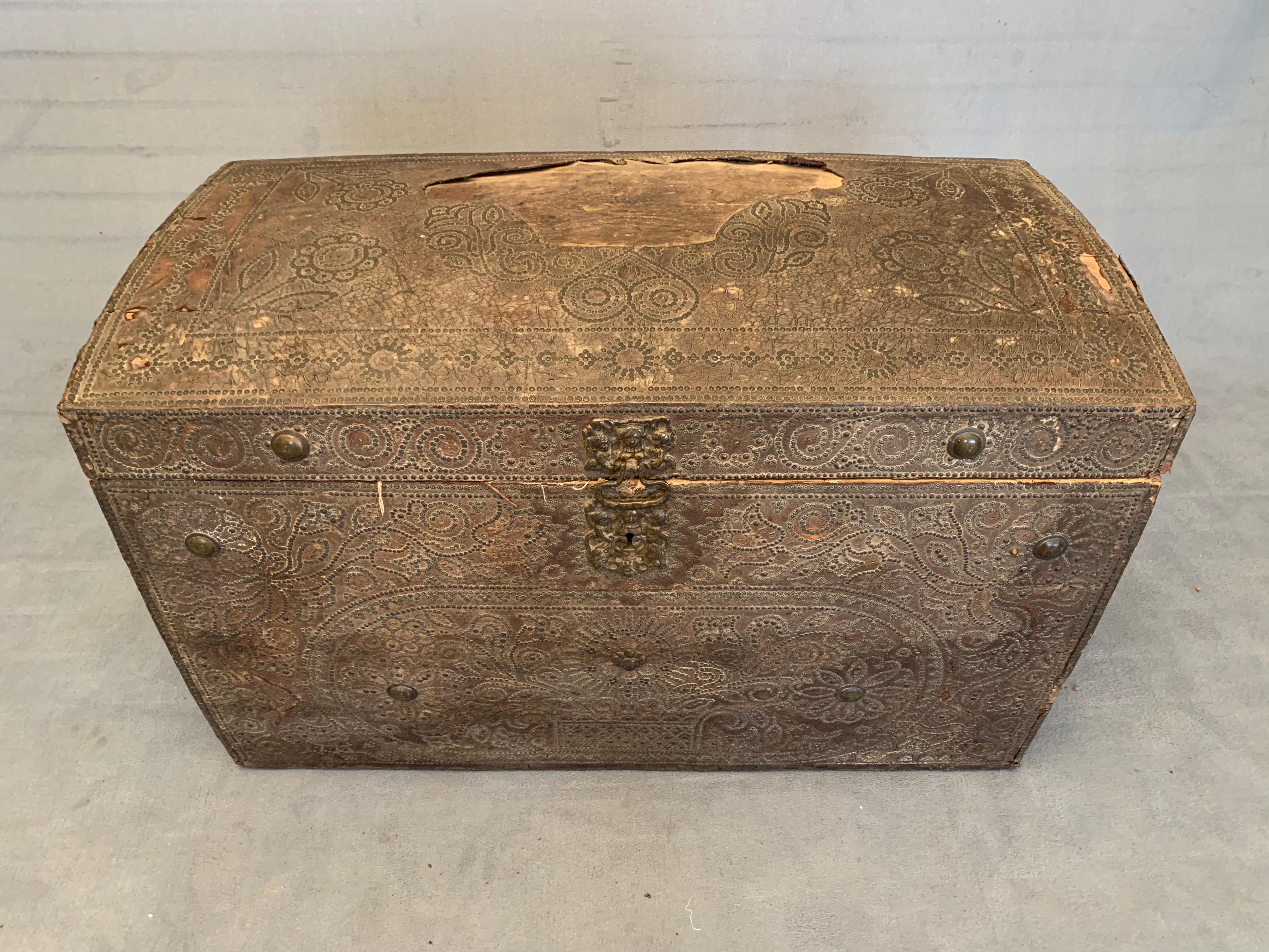 Leather and Oak Trunk with Studs of Spanish Origin from 1720 For Sale 5