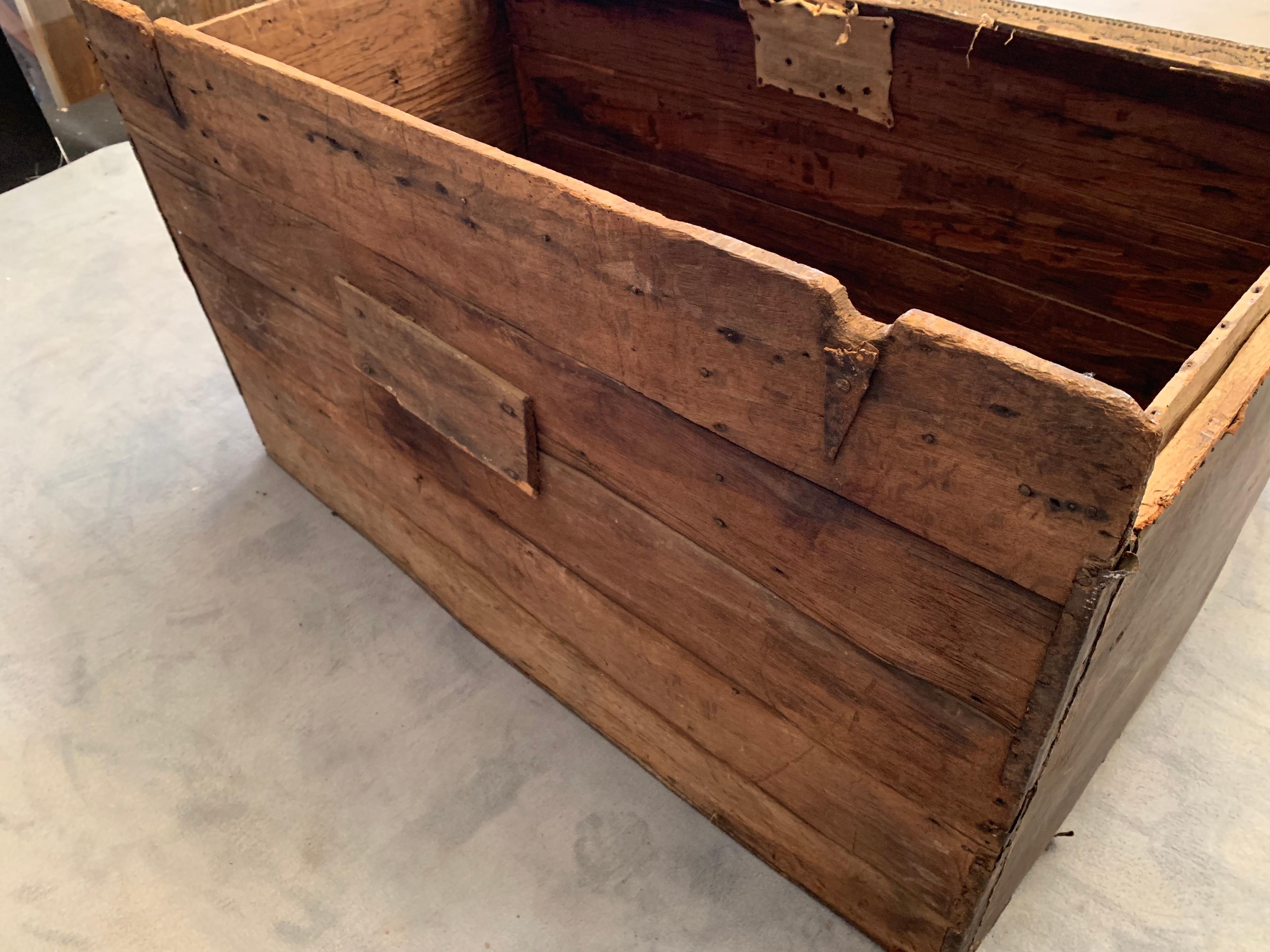 Leather and Oak Trunk with Studs of Spanish Origin from 1720 For Sale 6