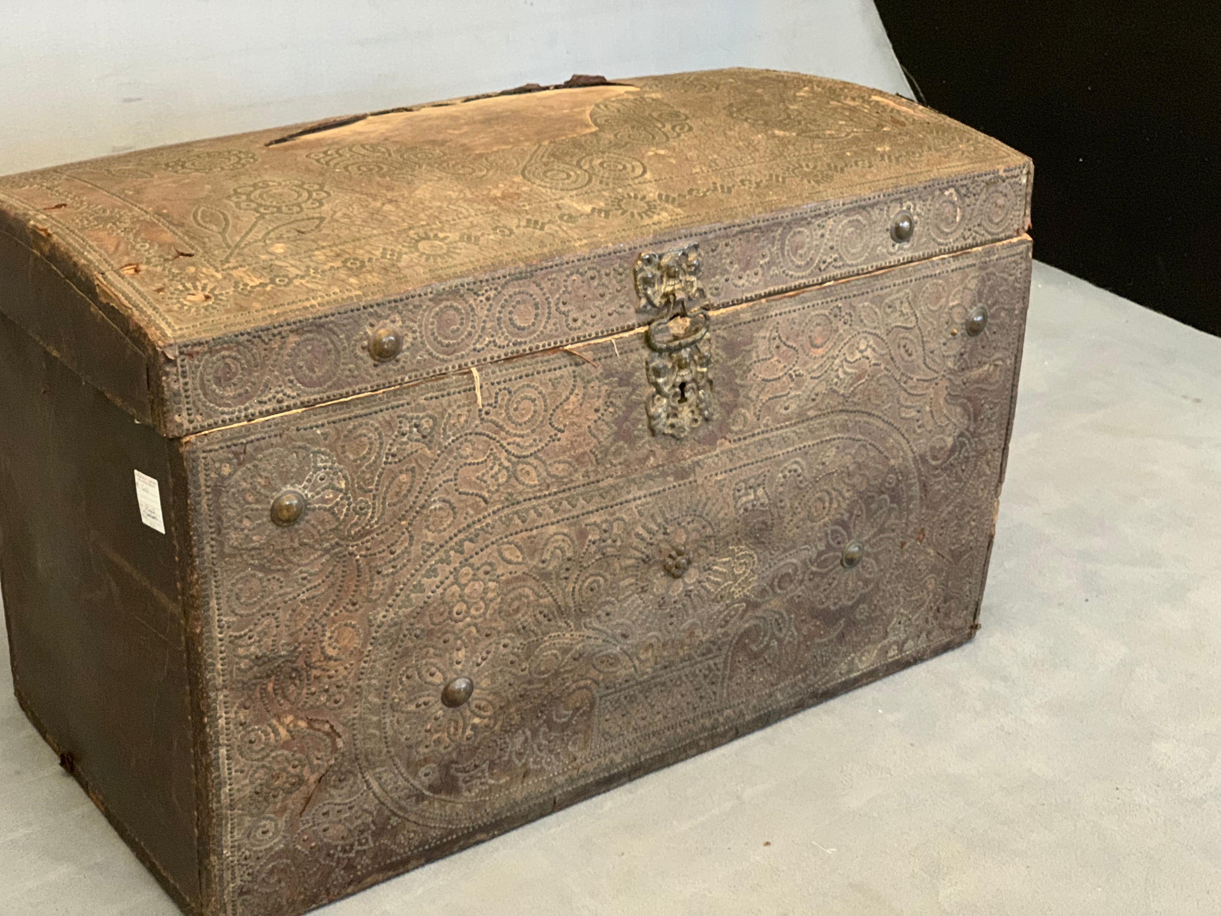 Leather and Oak Trunk with Studs of Spanish Origin from 1720 For Sale 9