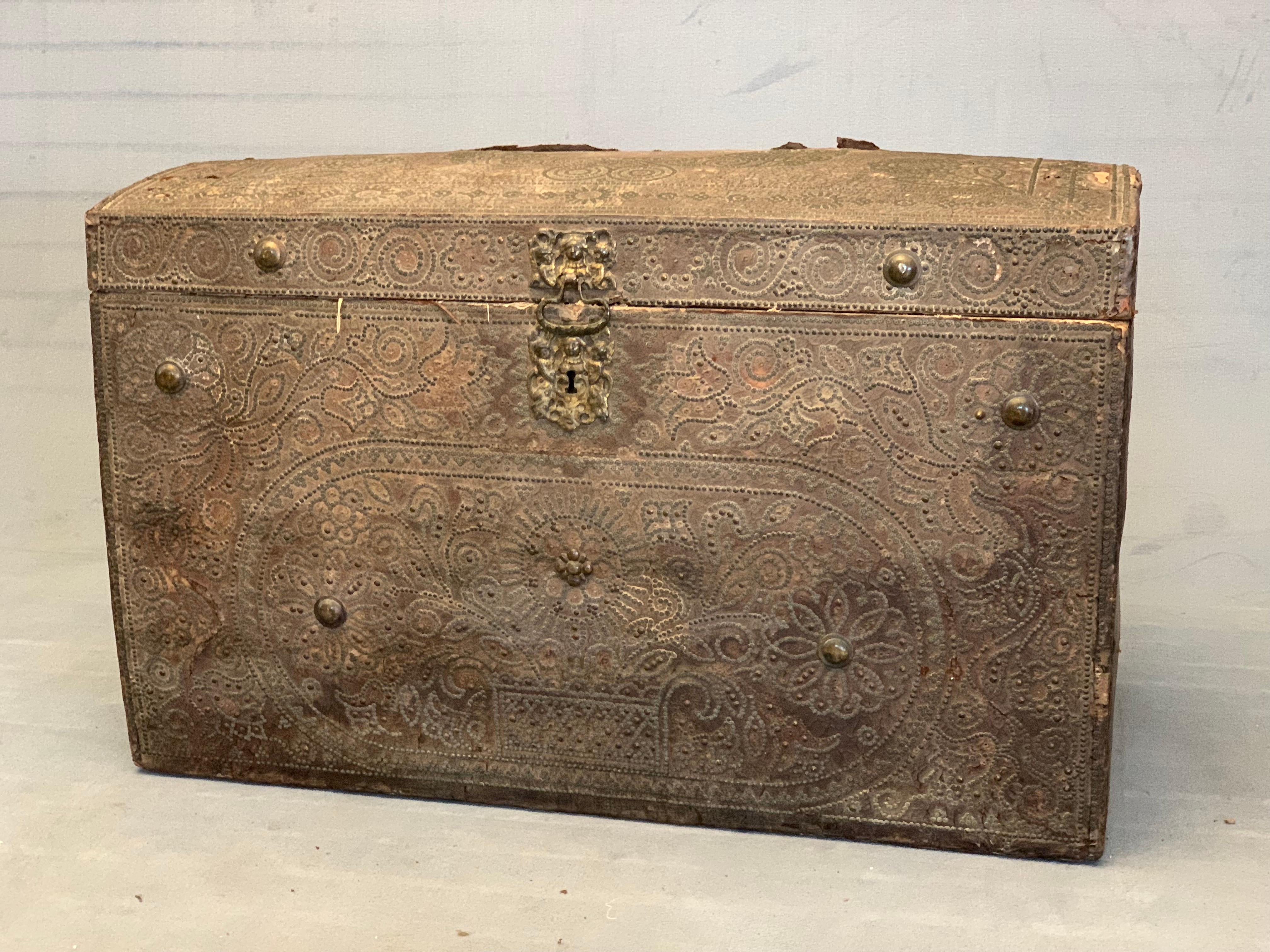 Antique colonial trunk in leather and oak of Spanish origin, circa 1720. The trunk has a central closure and a decoration with studs.