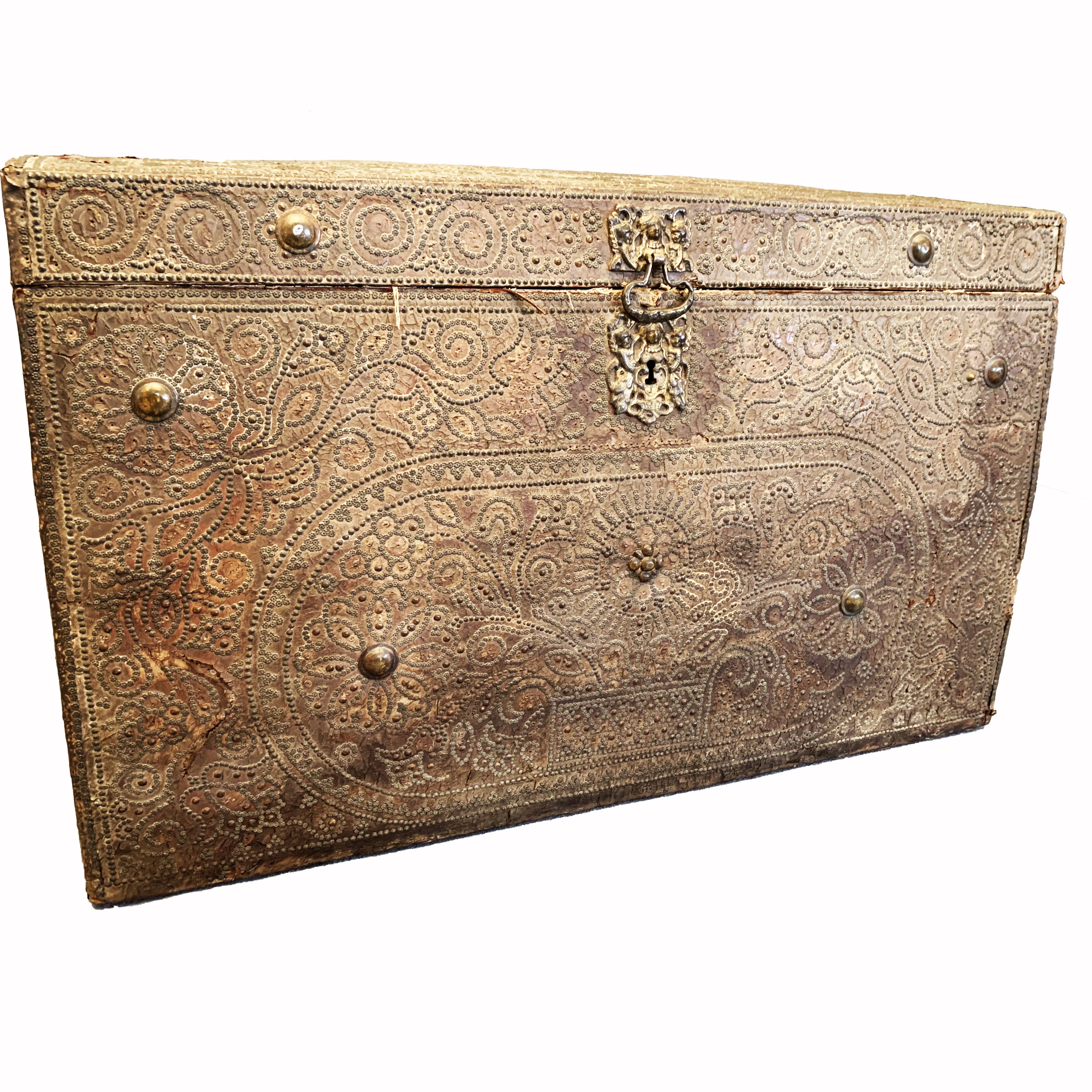 Leather and Oak Trunk with Studs of Spanish Origin from 1720 In Fair Condition For Sale In Bari, IT