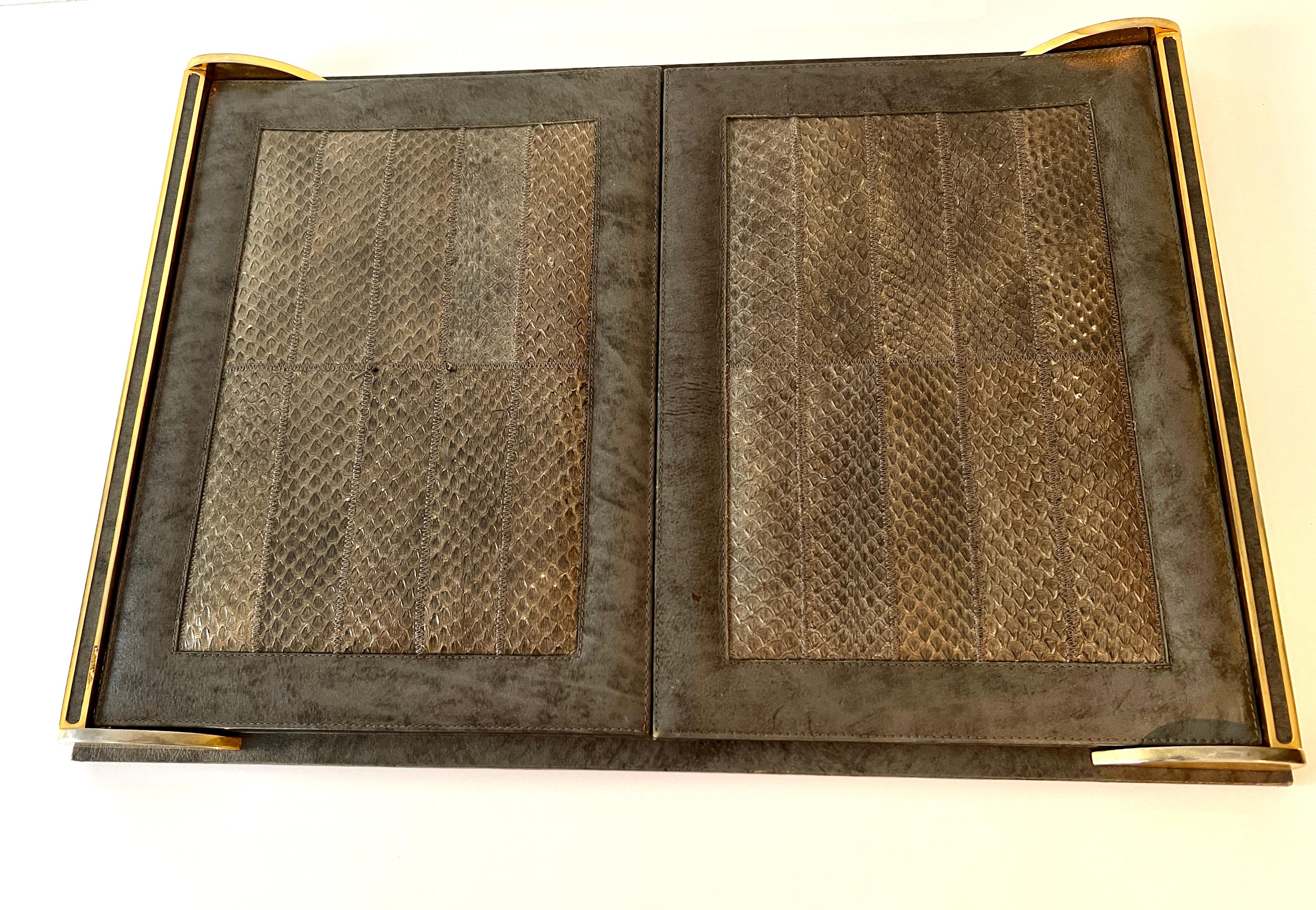 Un blotter sofisticato e classico realizzato in Messico.  Il pezzo è rifinito in ottone massiccio con un'intelaiatura in pelle e con un rivestimento in rettile/serpente e lembi pieghevoli con tasche sul lato opposto.  Un pezzo meravigliosamente
