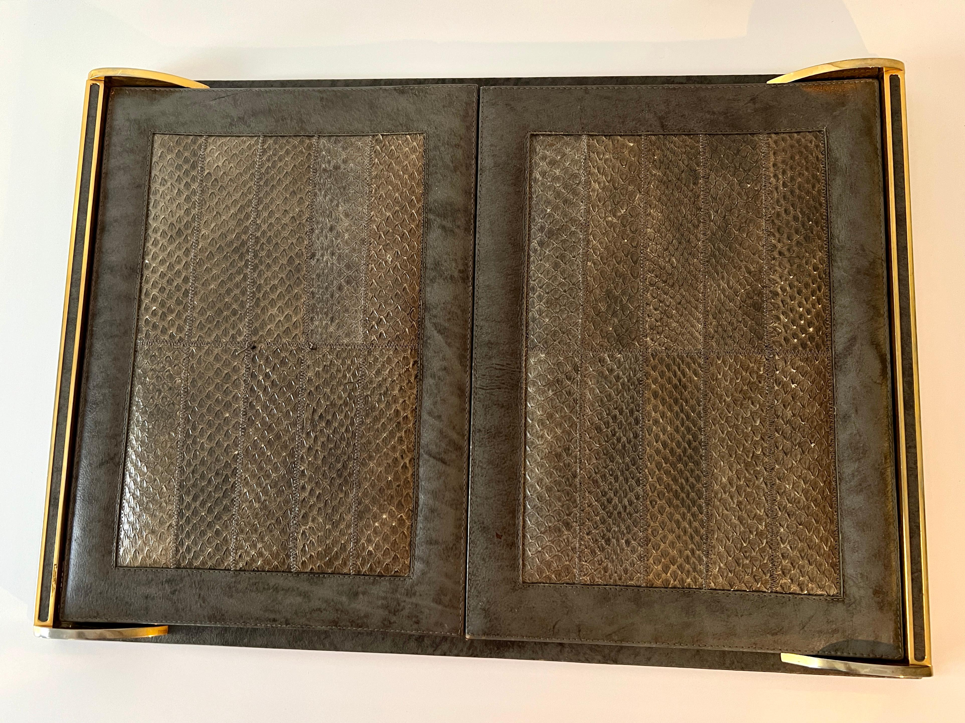 Mid-Century moderno Pelle e rettile messicano con finiture in ottone  Blotter pieghevole con tasche in vendita