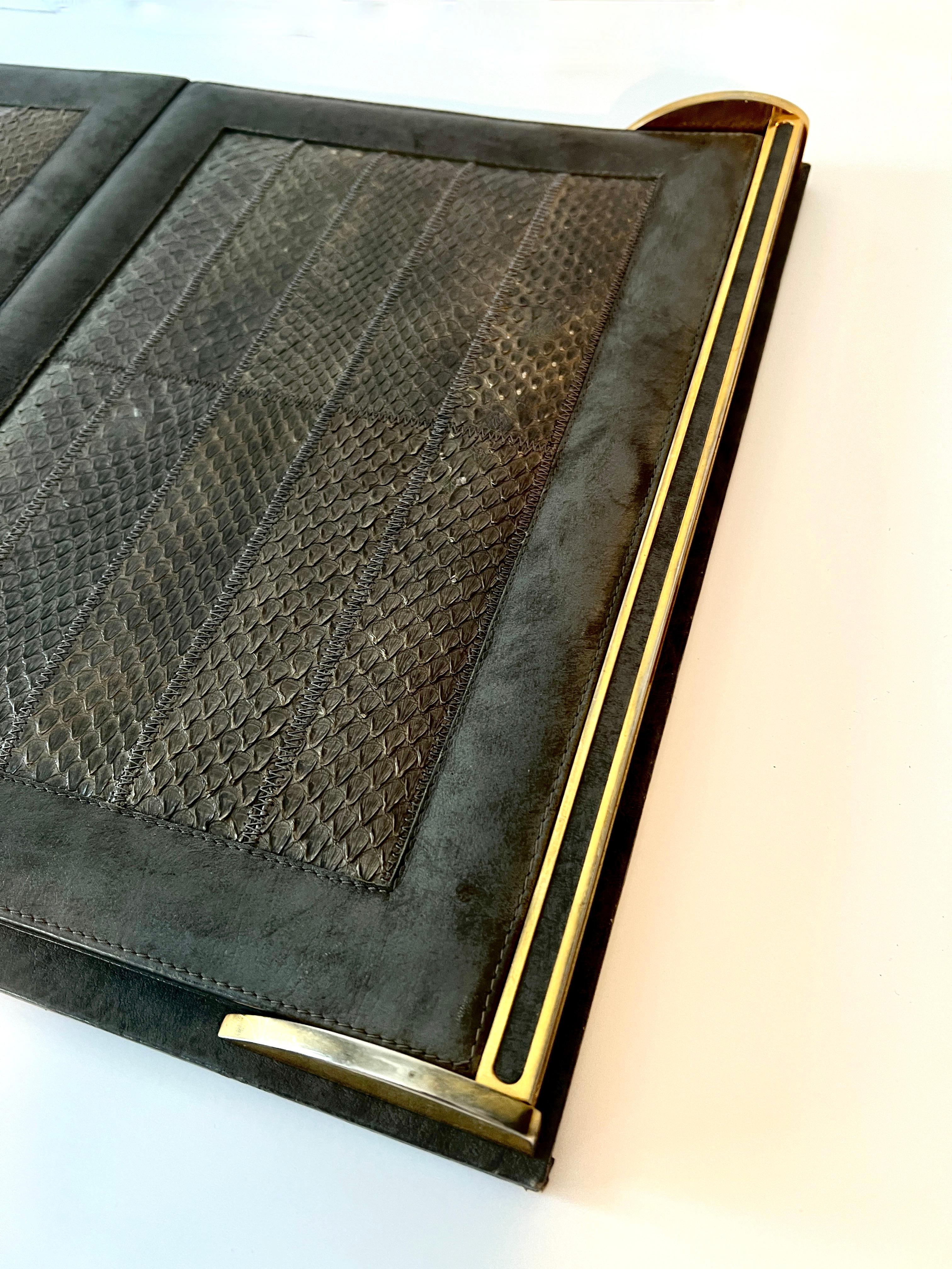 Fatto a mano Pelle e rettile messicano con finiture in ottone  Blotter pieghevole con tasche in vendita