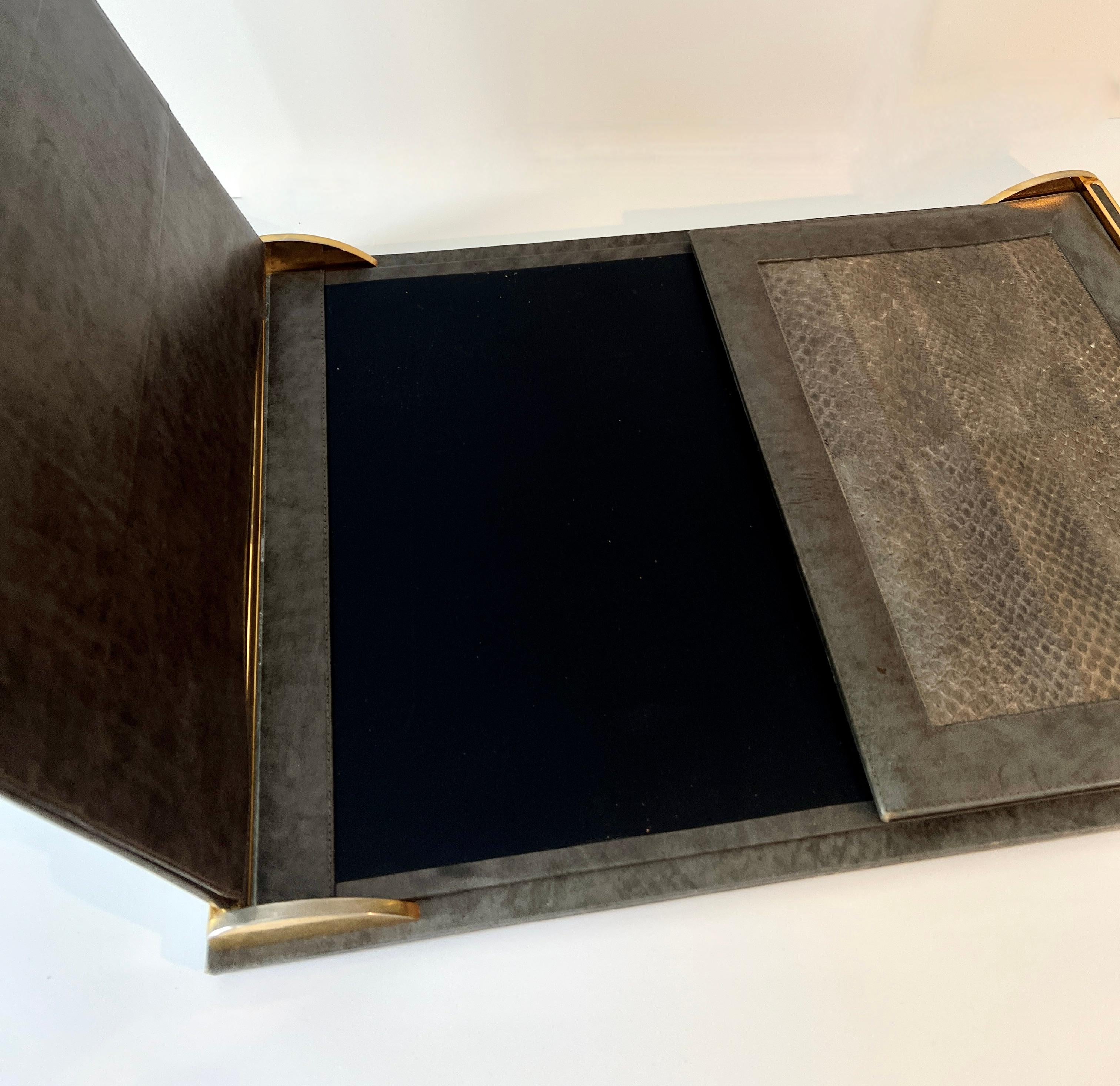 XX secolo Pelle e rettile messicano con finiture in ottone  Blotter pieghevole con tasche in vendita