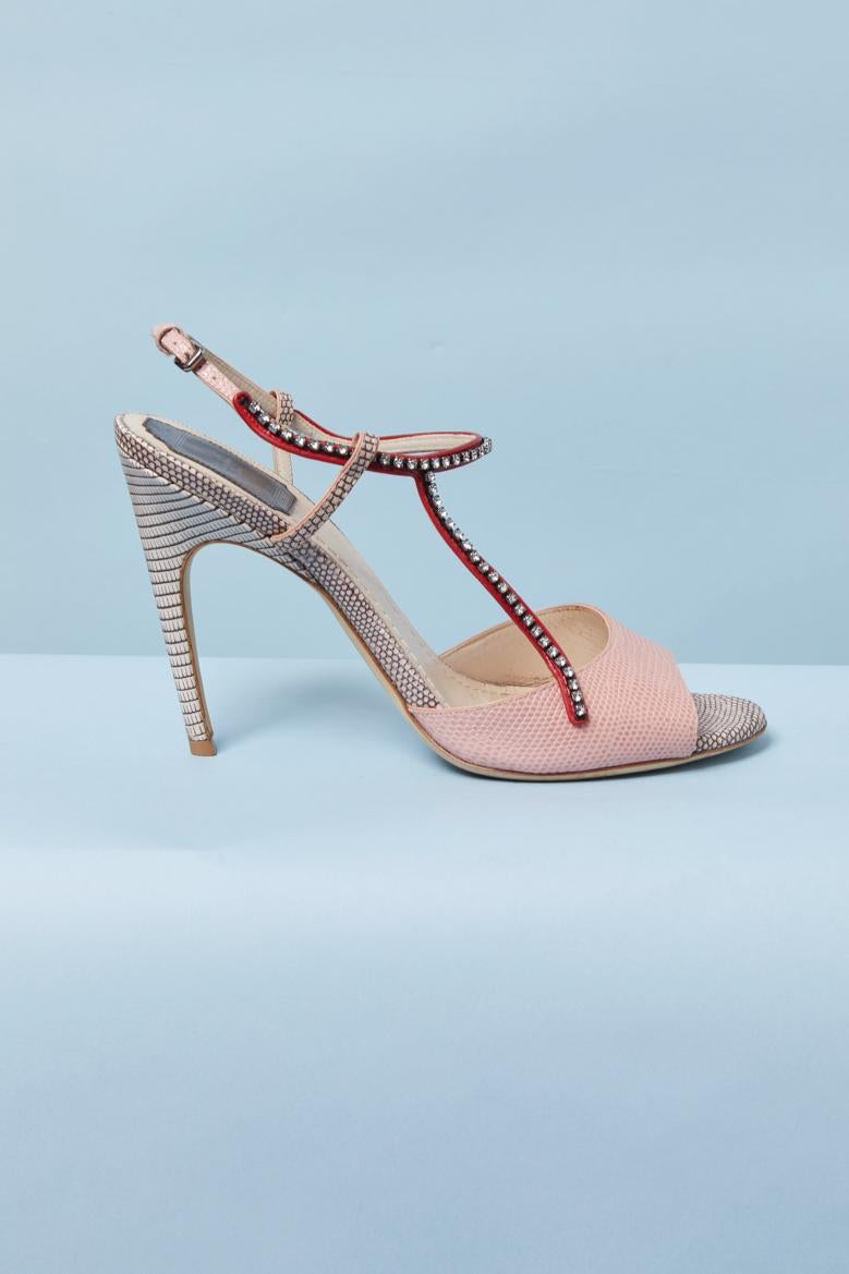 Sandales de soirée en cuir et strass. Fermeture à boucle. 
Hauteur du talon : 12cm
POINTURE : 39 1/2