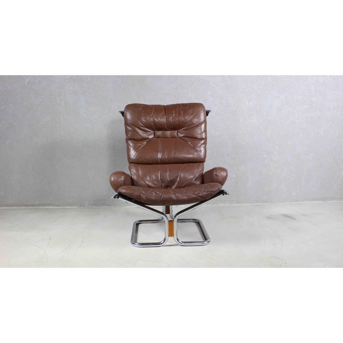 Beautiful lounge chair by Harald Relling for Westnofa, Norway 1970S.
The frame of the chairs is made of tubular steel with brown colored leather cushions on top.

H90.0 x W80.0 x D80.0 cm
