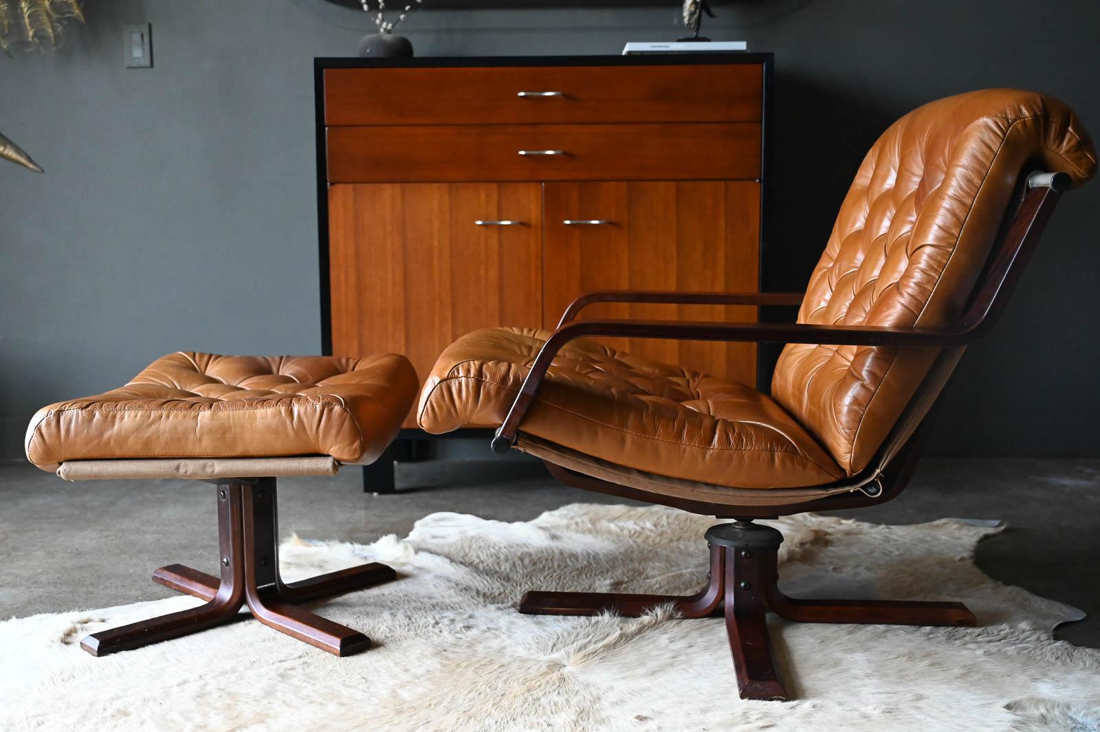 Leather and Rosewood Swivel Lounge Chair and Ottoman by Sigurd Ressell, 1970 In Good Condition In Costa Mesa, CA