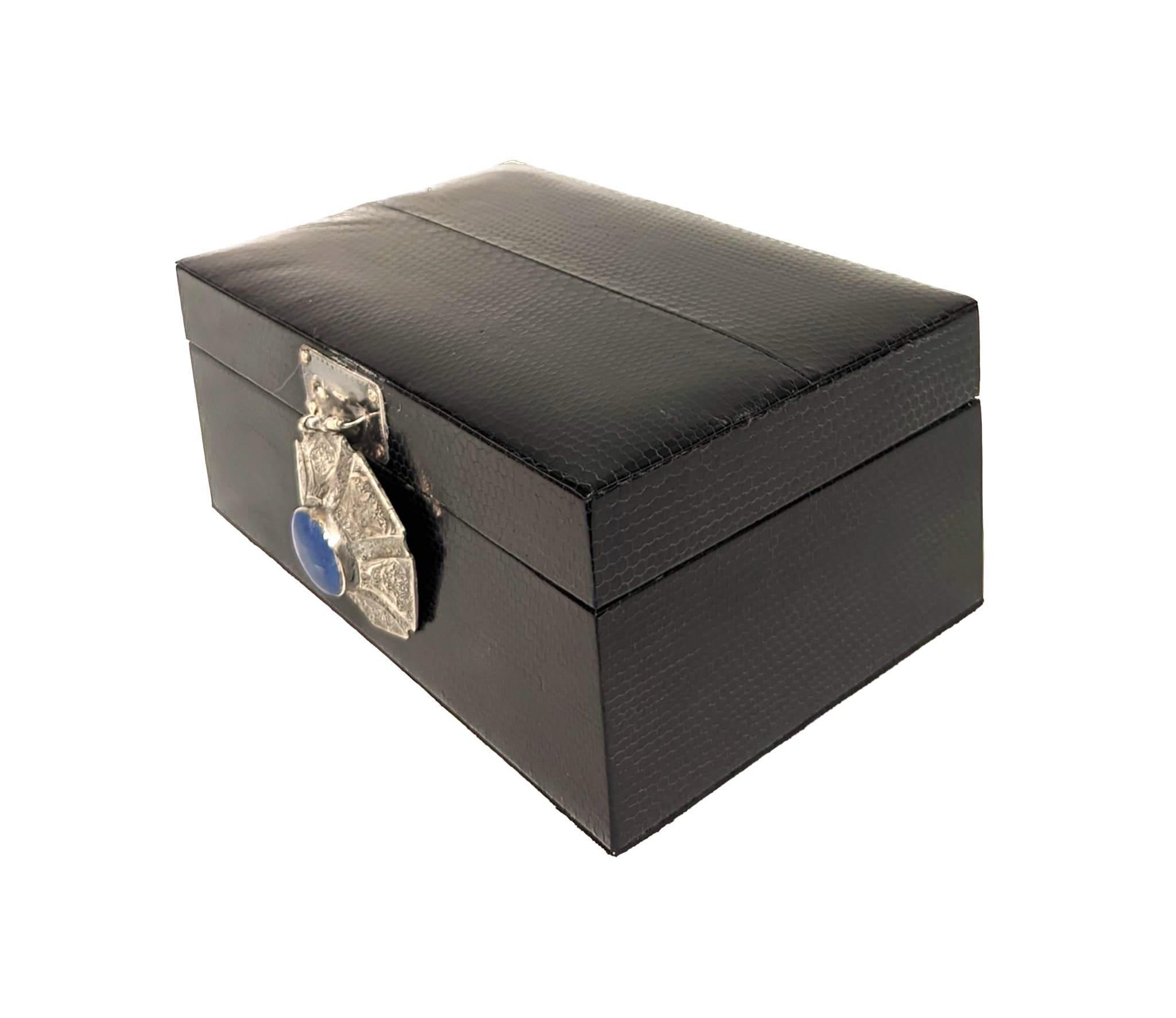 Caja decorativa de cuero y plata Siglo XXI y contemporáneo en venta