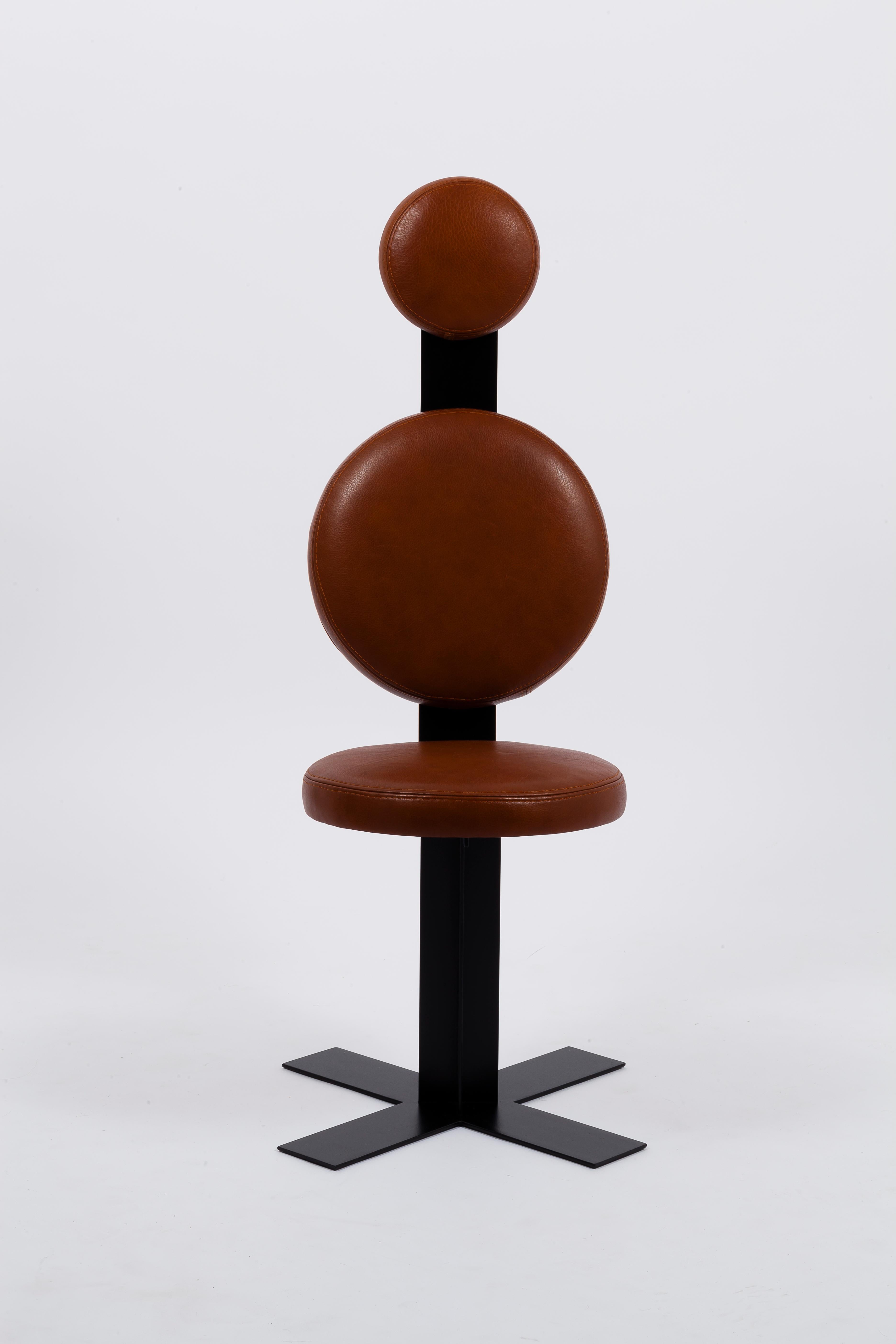 Le design minimal et élégant de la chaise de bureau Mayet lui confère un style unique dans le monde des chaises de bureau encombrantes. Grâce à son design ergonomique, la chaise de bureau Mayet offre un soutien dorsal ferme et confortable, sans pour