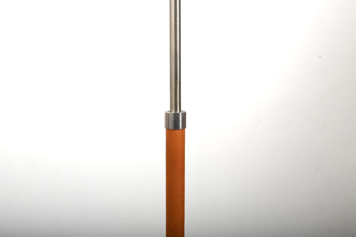 Stehlampen „Monolith“ aus Leder und Stahl von Jo Hammerborg (Skandinavische Moderne) im Angebot