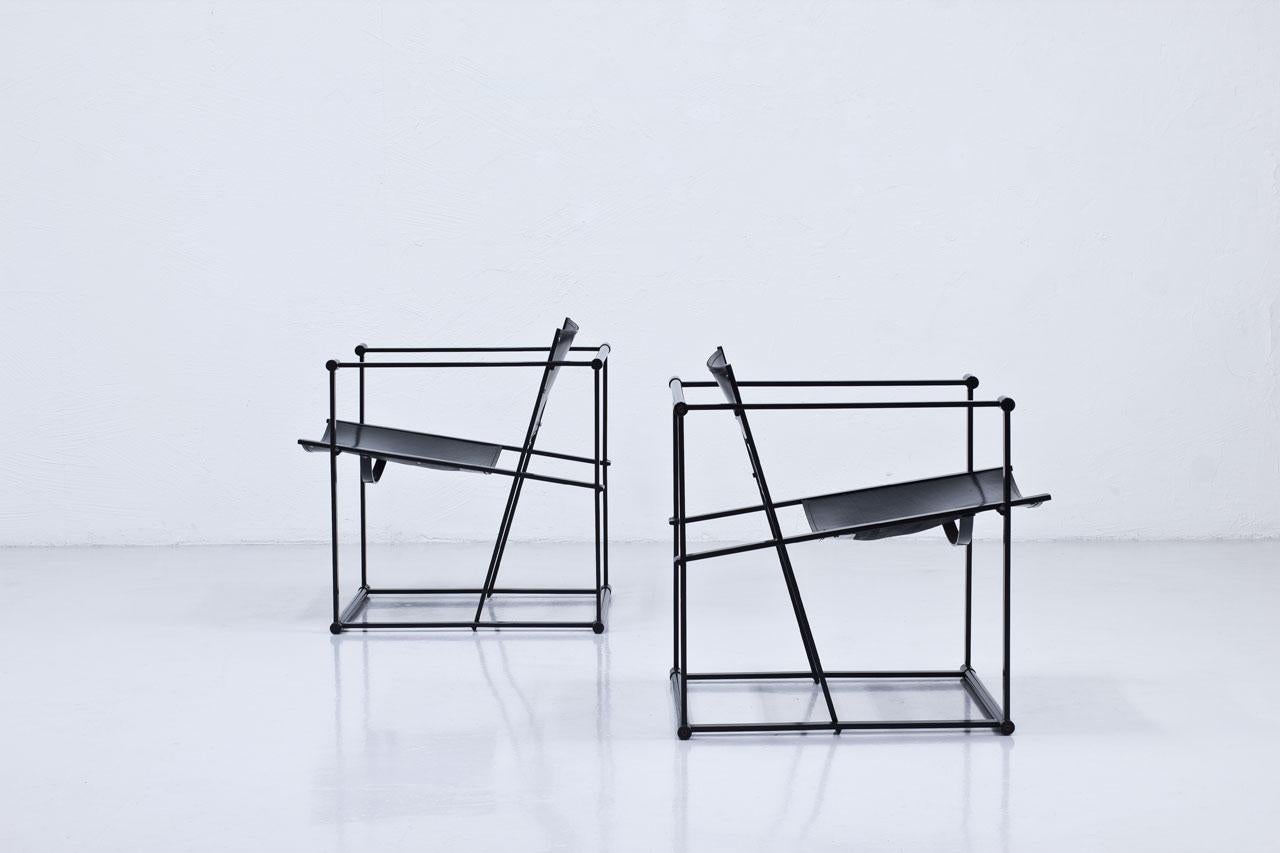 Pair of ”FM60? armchairs designed by Radboud Van Beekum. 
Manufactured in the Netherlands by Pastoe during the 1980s. 
Made from black lacquered steel frame, featuring thick black leather upholstery.
A classic from contemporary Dutch design.