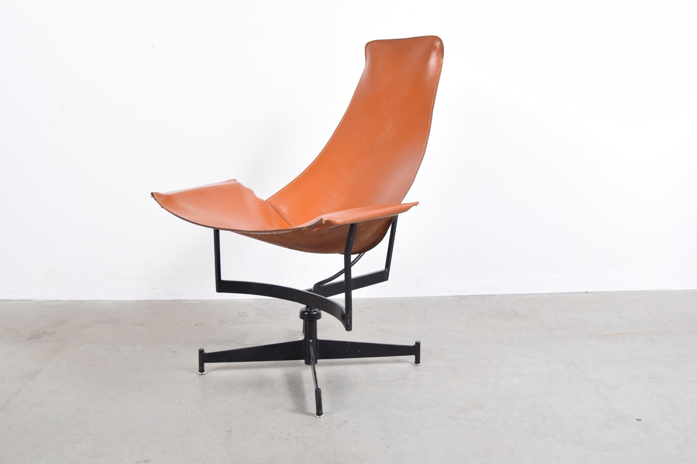 William Katavolos for Leathercrafter Leather Swivel Sling Chair circa 1966. Full hide leather and steel. The chair measures 31