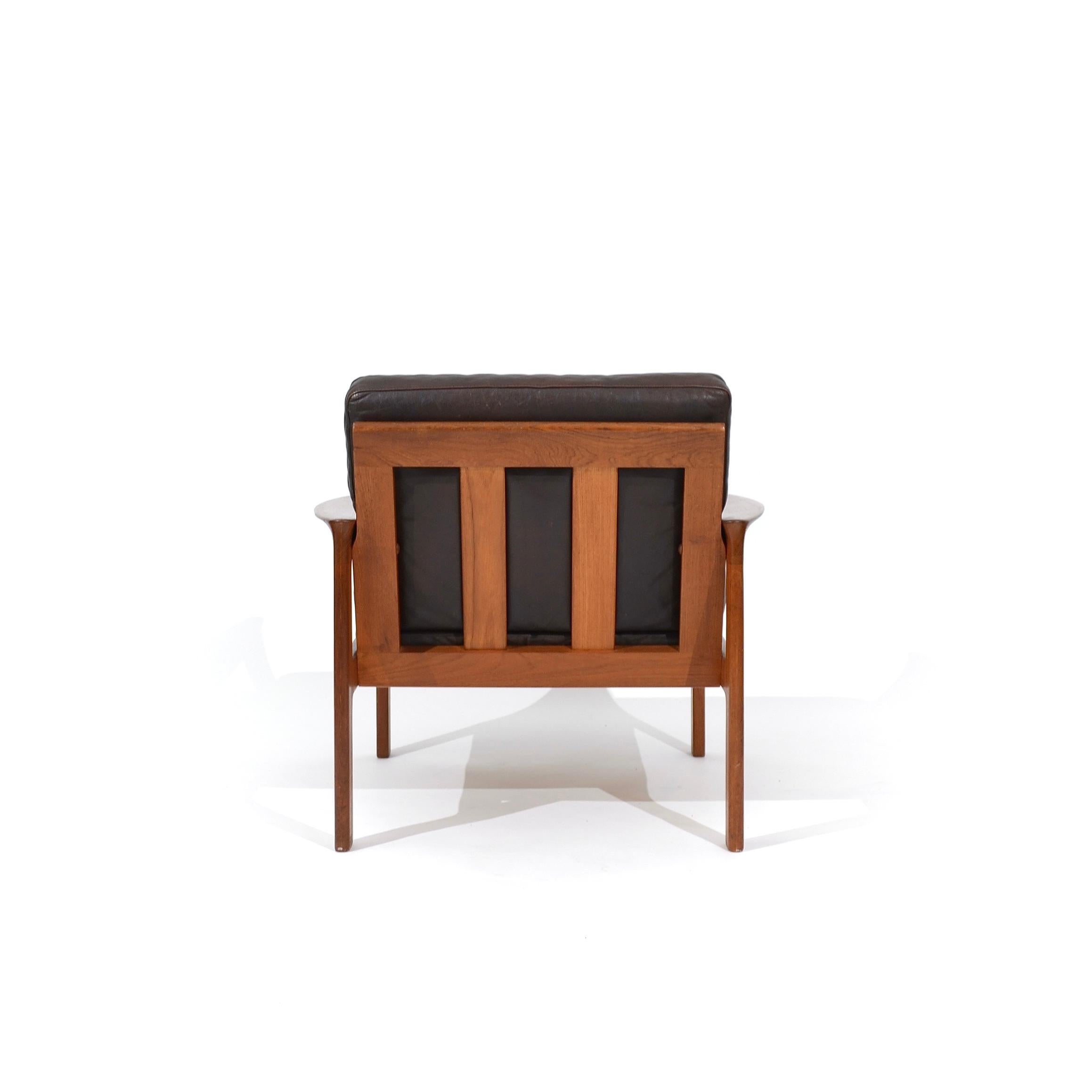 Leather and teak armchair, Arne Wahl Iversen, Komfort, Denmark, 1960's In Fair Condition For Sale In La Tour-de-Peilz, CH