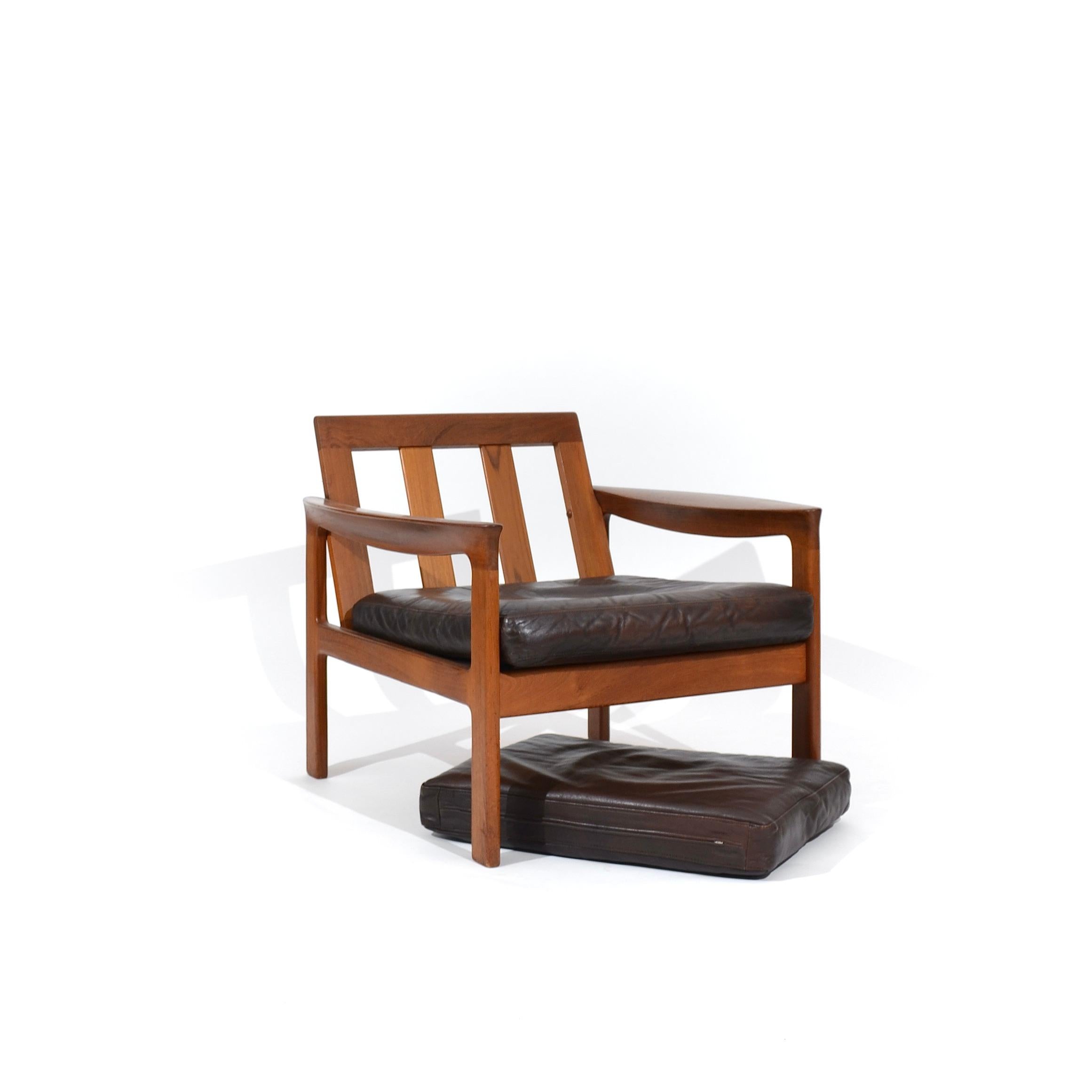 Mid-20th Century Leather and teak armchair, Arne Wahl Iversen, Komfort, Denmark, 1960's For Sale