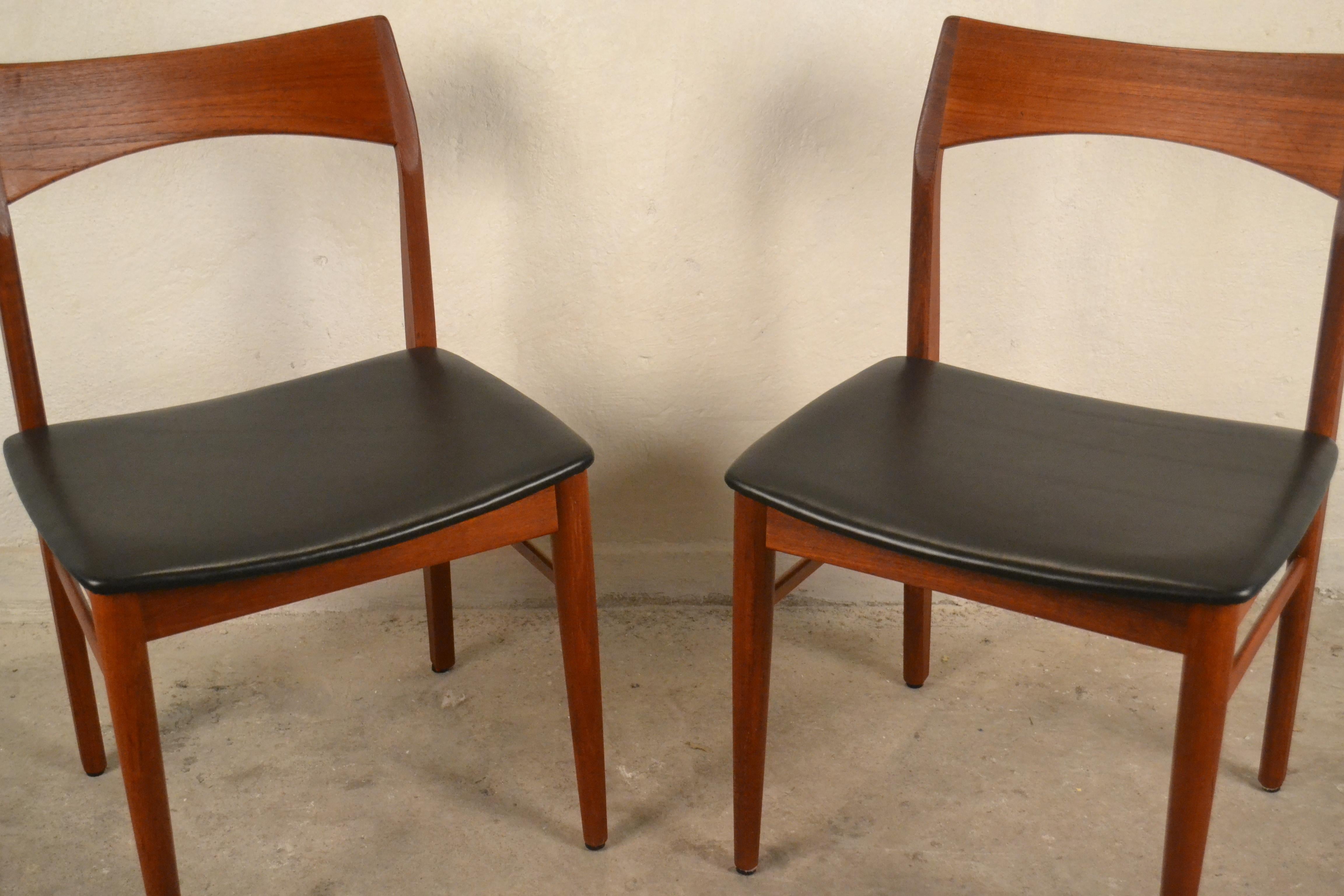- A pair of chairs designed by Henning Kjaernulfs
- Made in the 1960s by Vejle Mobelfabrik
- Original and signed
- Seats covered with natural leather.