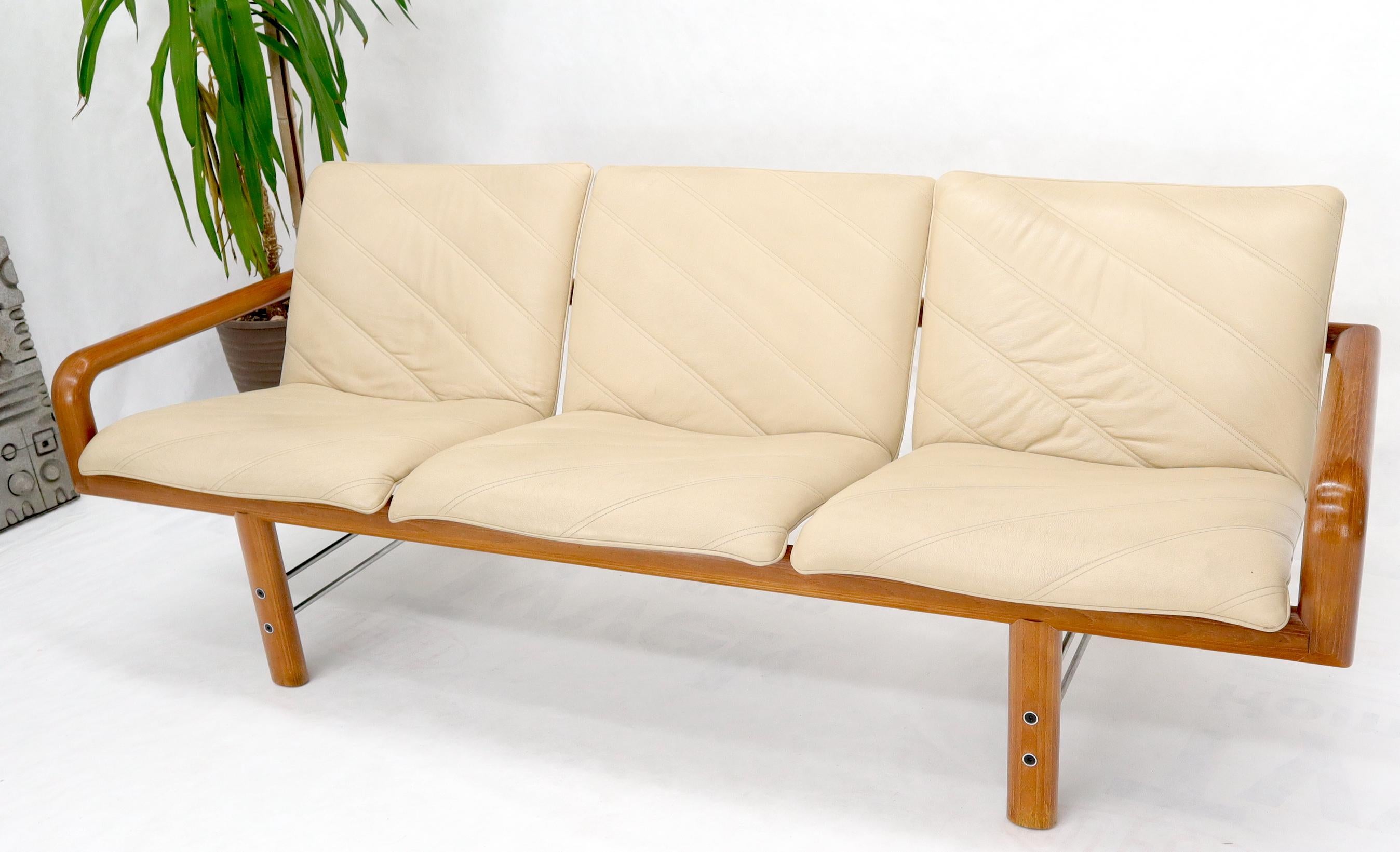 Leather and Teak Midcentury Danish Modern Floating Sofa In Good Condition For Sale In Rockaway, NJ