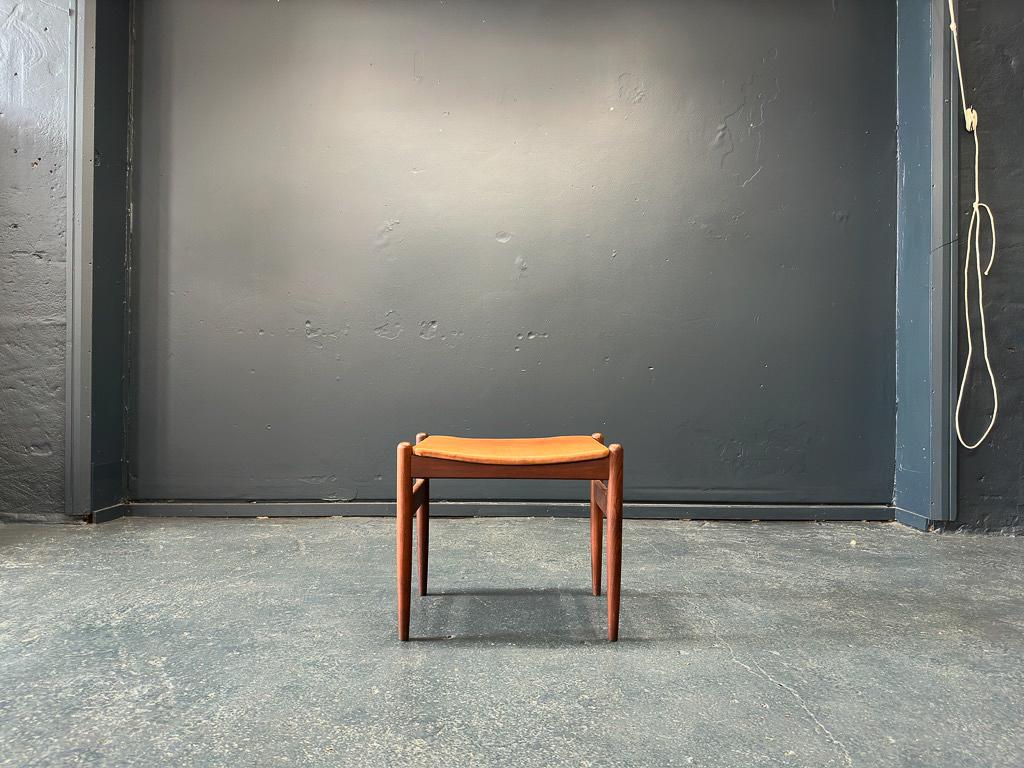 Mid-Century moderno Sgabello in pelle e teak in vendita