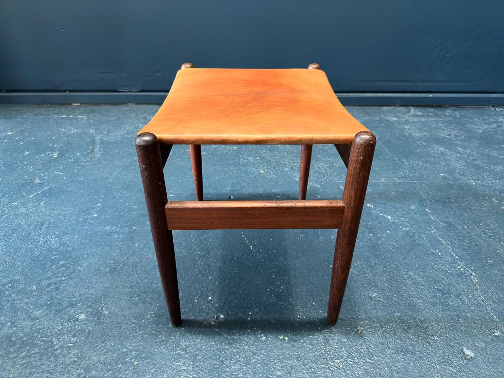 Sgabello in pelle e teak In condizioni buone in vendita a London, GB